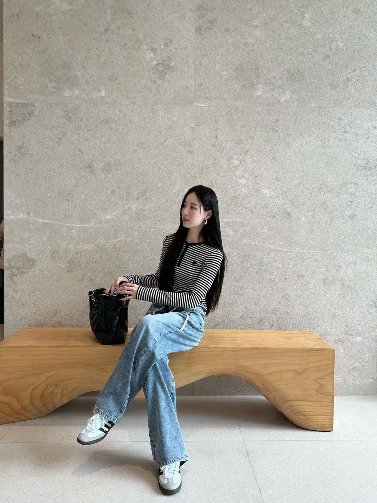  Áo thun kẻ đen trắng cổ cài cúc -nơ đen nhỏ 