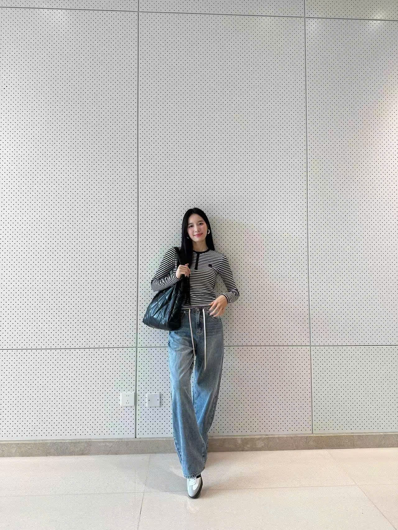  Áo thun kẻ đen trắng cổ cài cúc -nơ đen nhỏ 