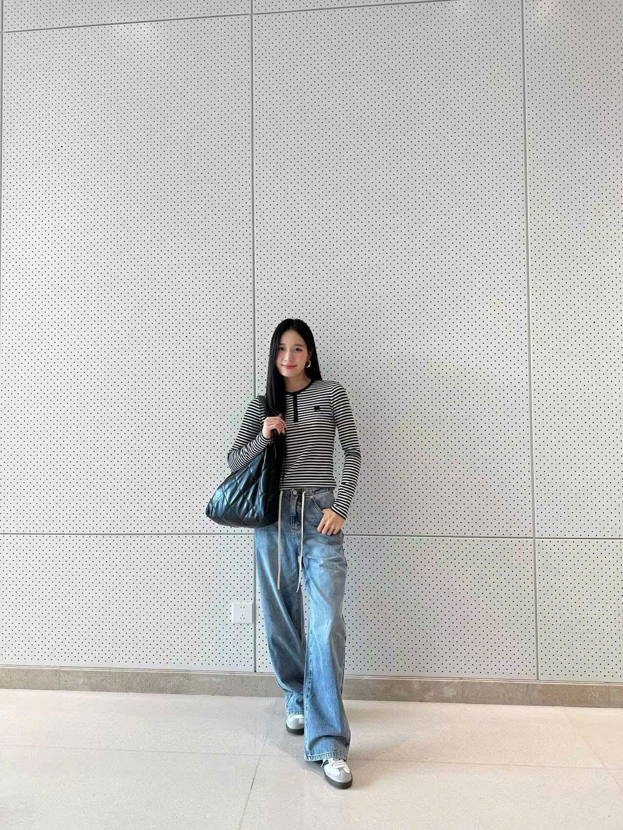  Áo thun kẻ đen trắng cổ cài cúc -nơ đen nhỏ 