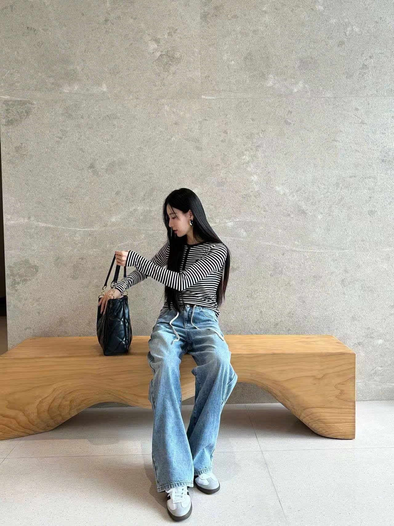  Áo thun kẻ đen trắng cổ cài cúc -nơ đen nhỏ 