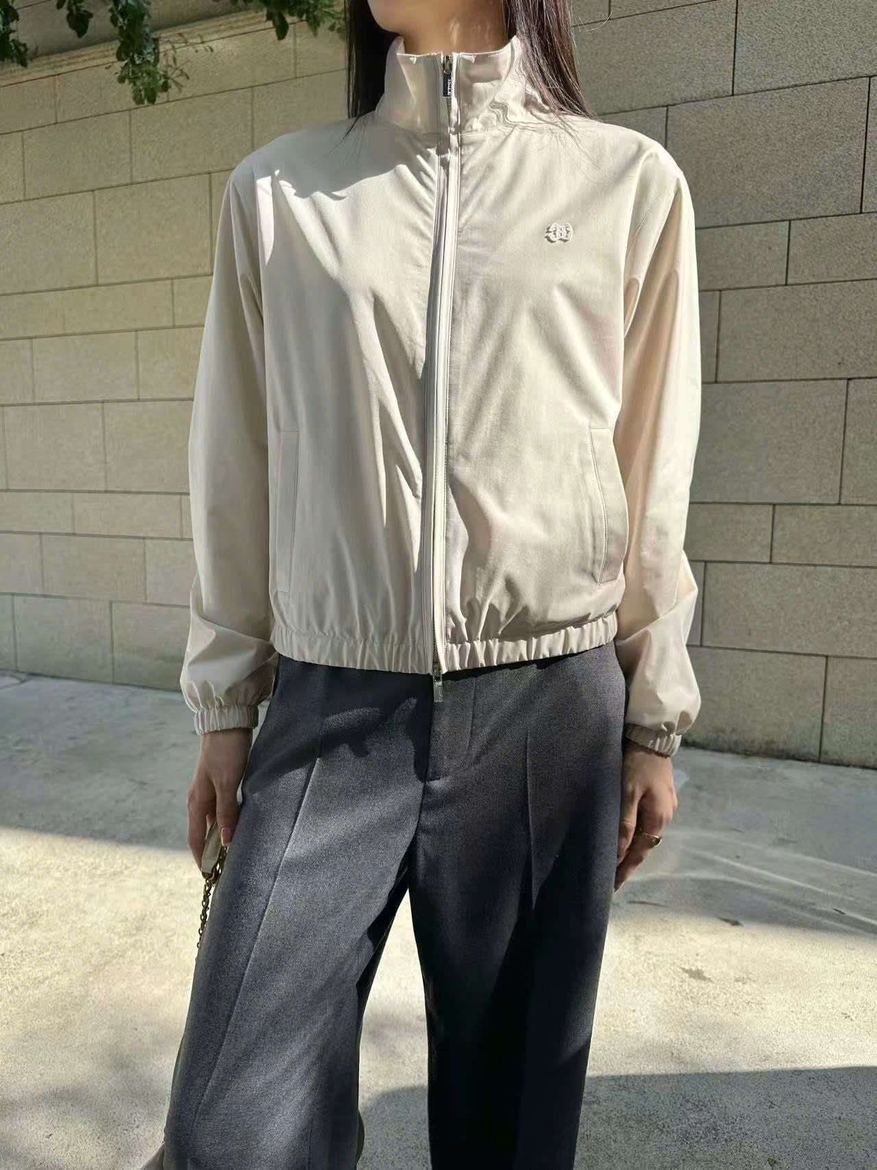  Áo khoác gió be sáng, kéo khóa bo chun 