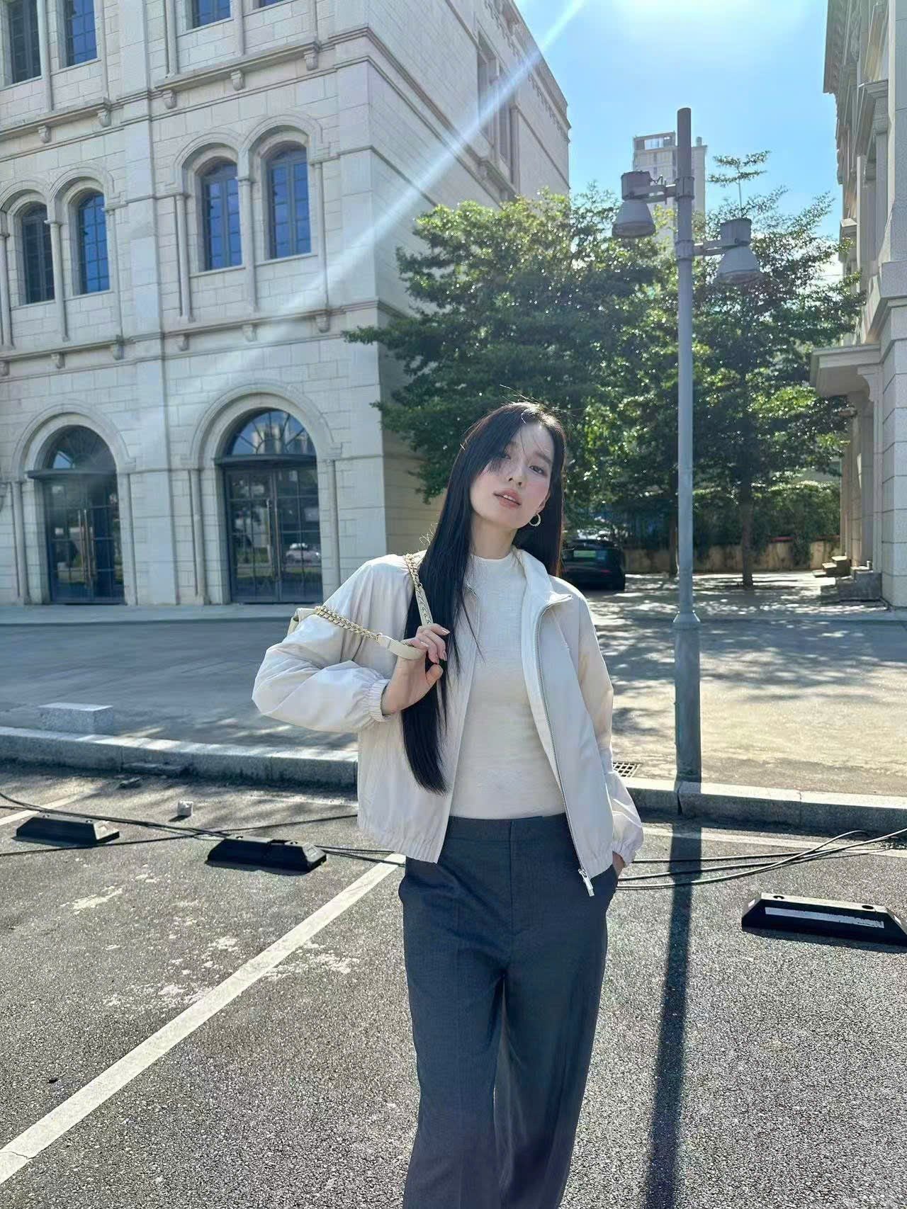  Áo khoác gió be sáng, kéo khóa bo chun 