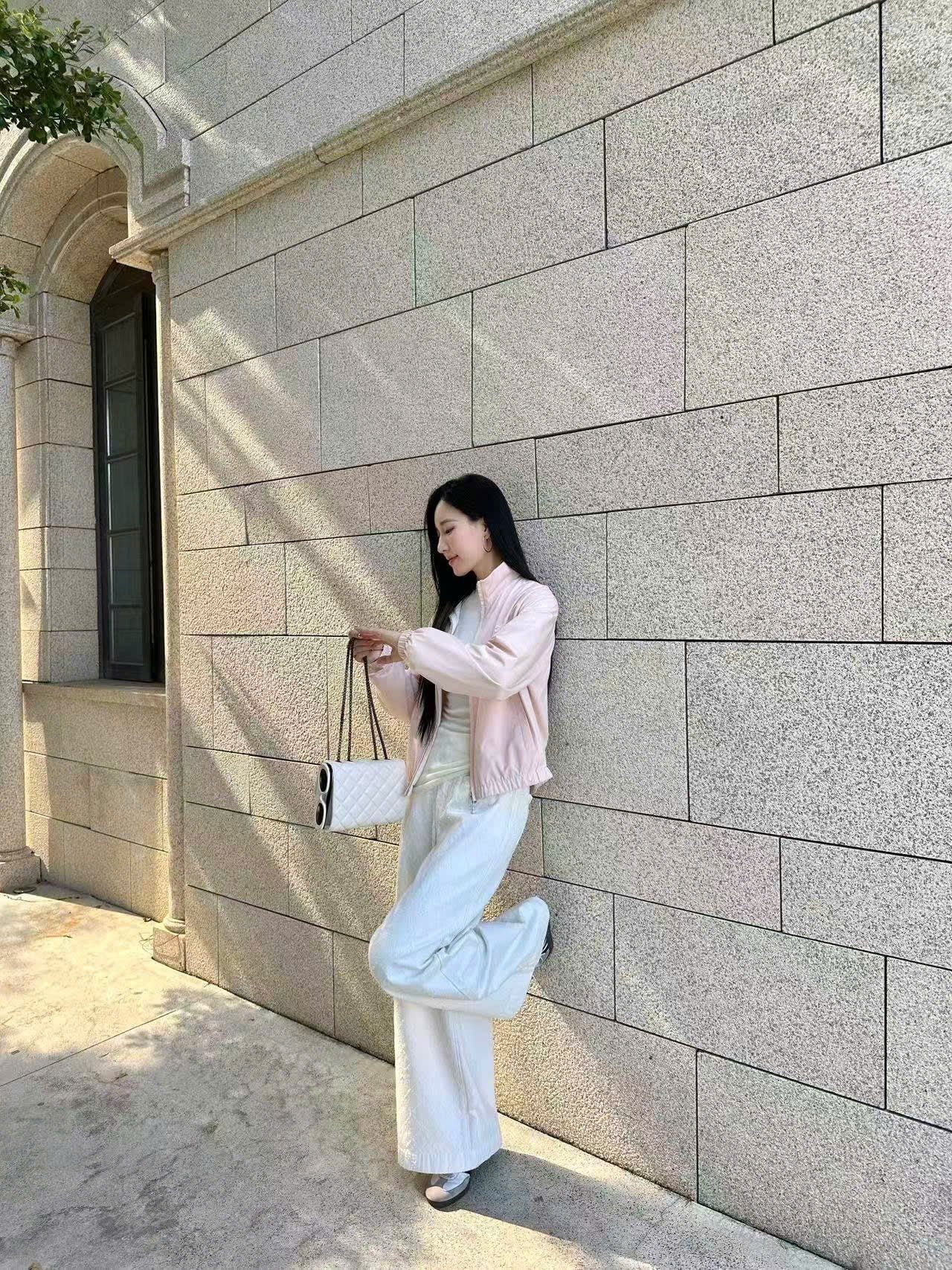  Áo khoác gió hồng, kéo khóa bo chun 