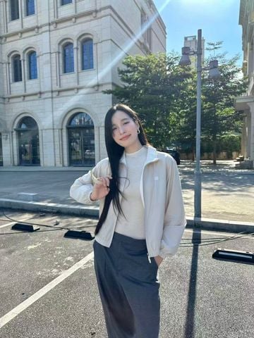  Áo khoác gió be sáng, kéo khóa bo chun 