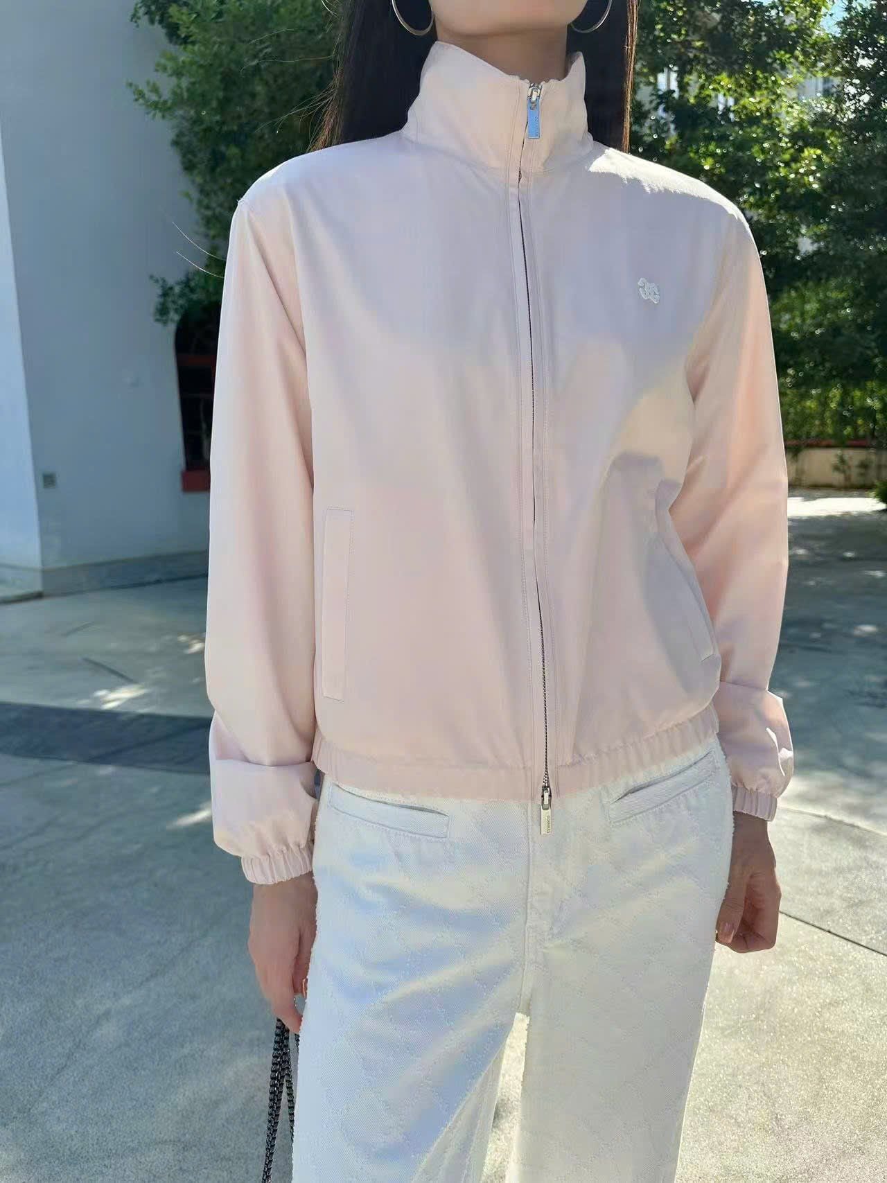  Áo khoác gió hồng, kéo khóa bo chun 