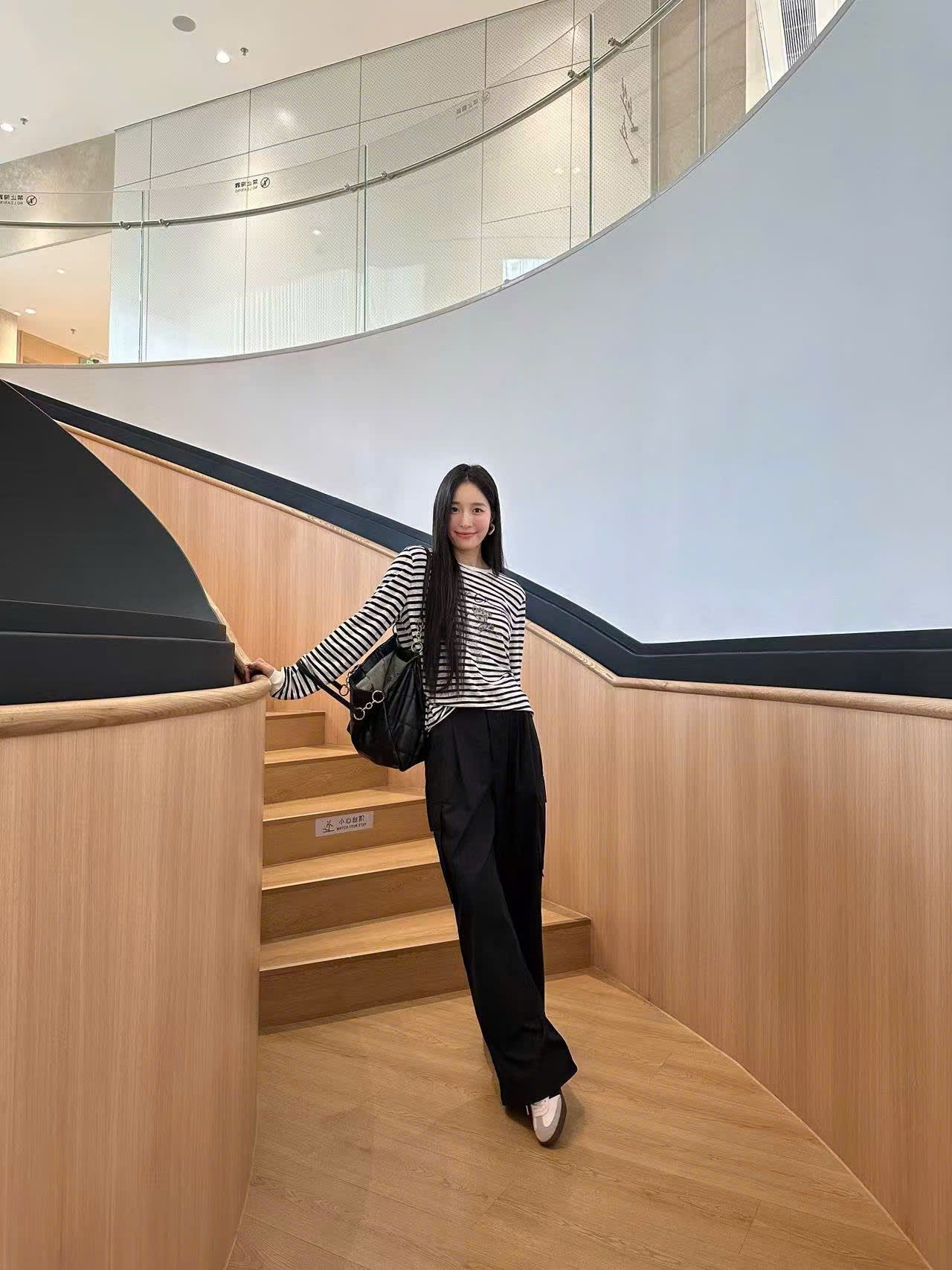  Áo dài tay trắng kẻ đen, ngực gấu ôm sao 