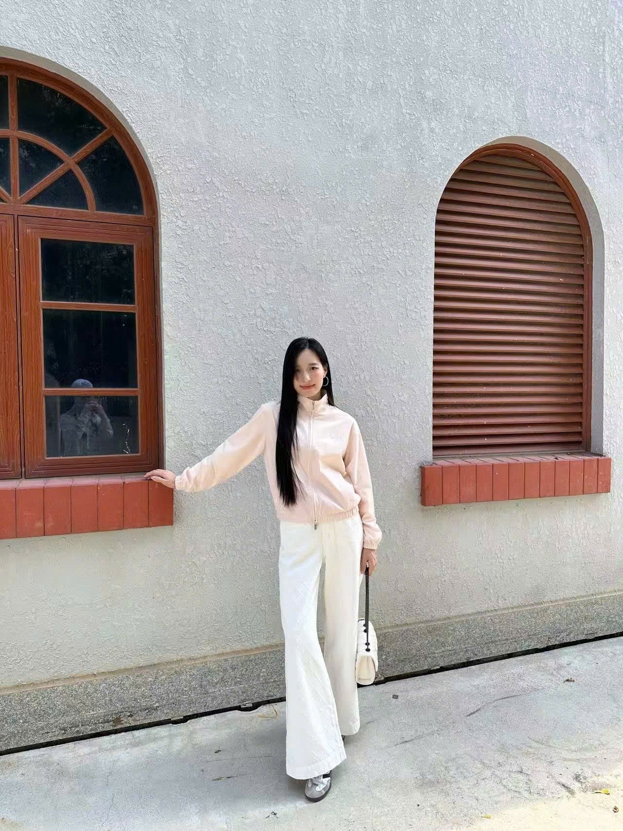  Áo khoác gió hồng, kéo khóa bo chun 