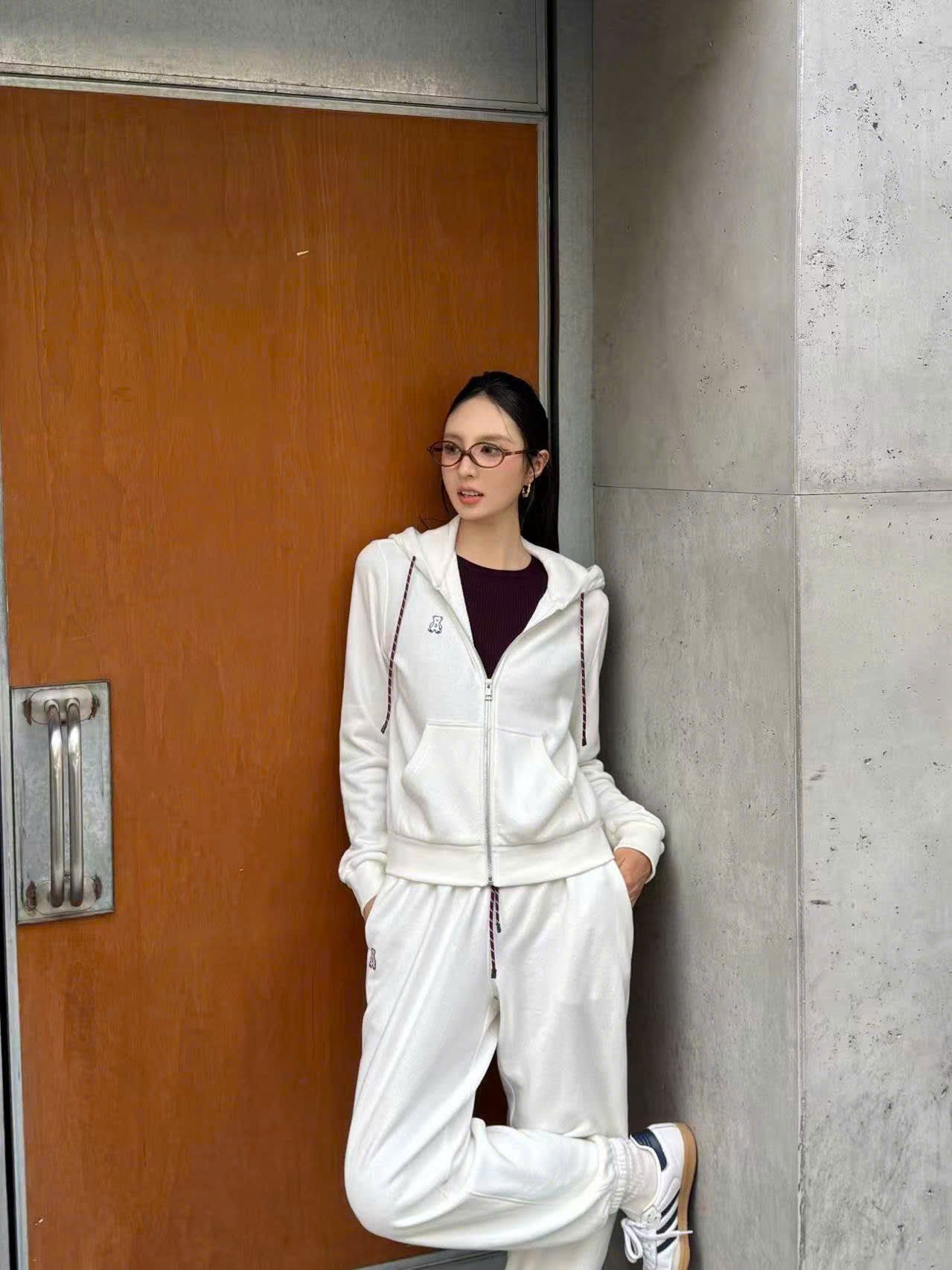  Quần nỉ trắng bo chun, dây rút đỏ logo gấu (SET) 