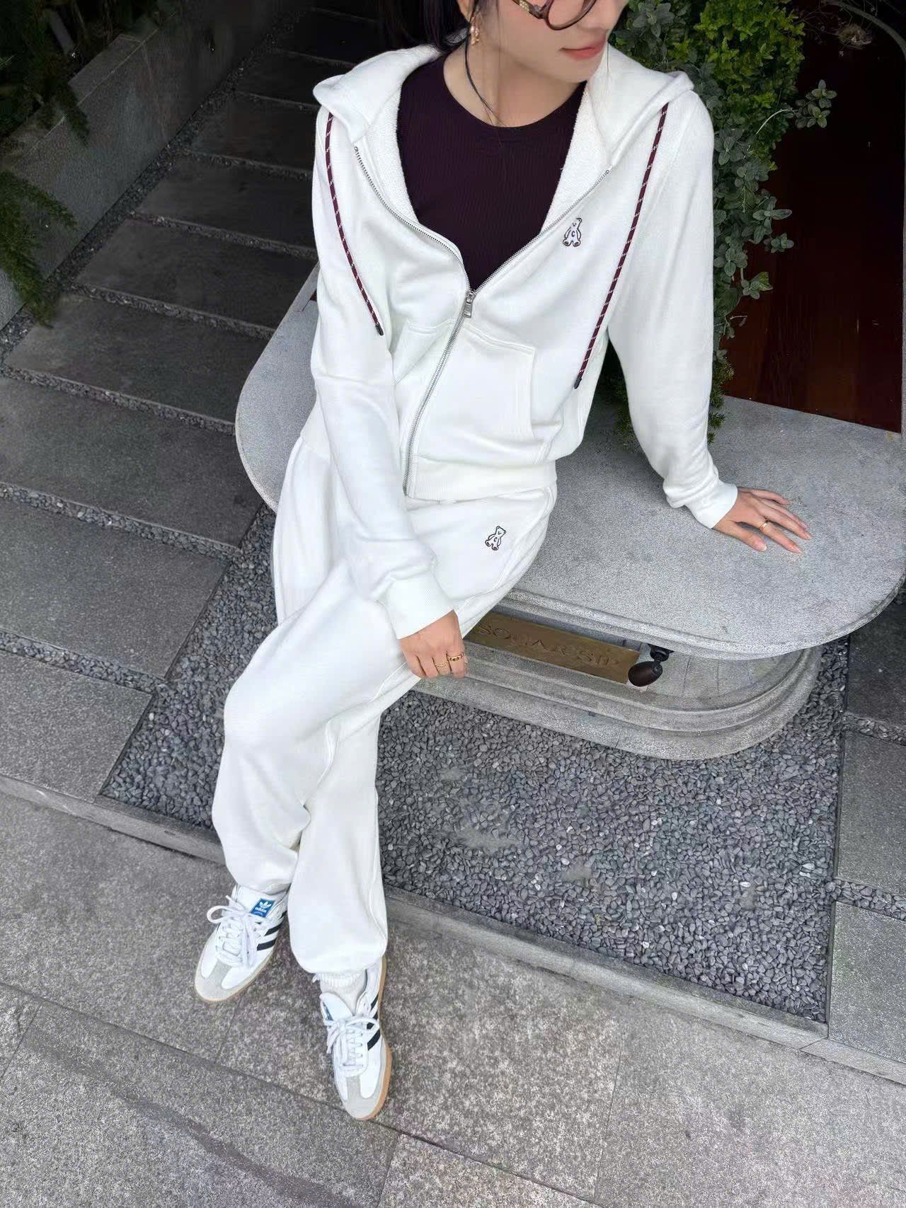  Quần nỉ trắng bo chun, dây rút đỏ logo gấu (SET) 