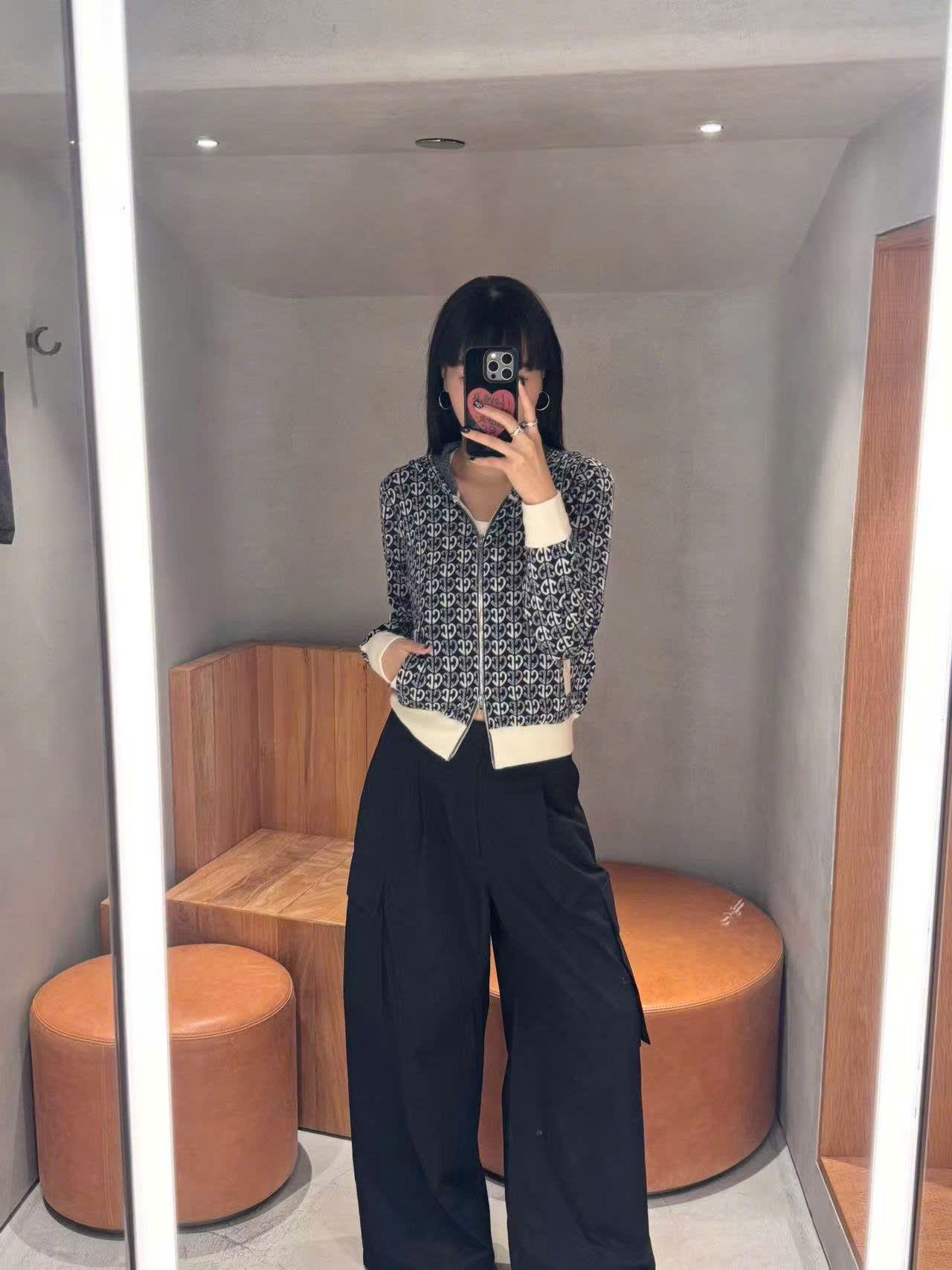  Áo len full logo khóa zip 