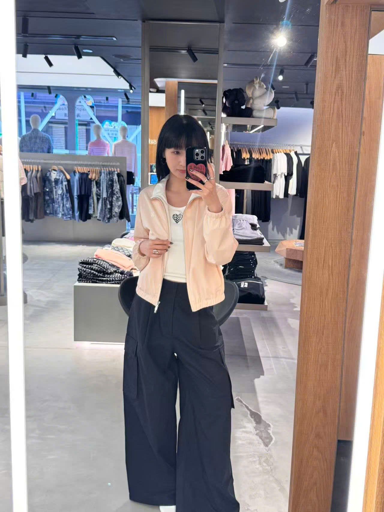  Áo khoác gió hồng, kéo khóa bo chun 