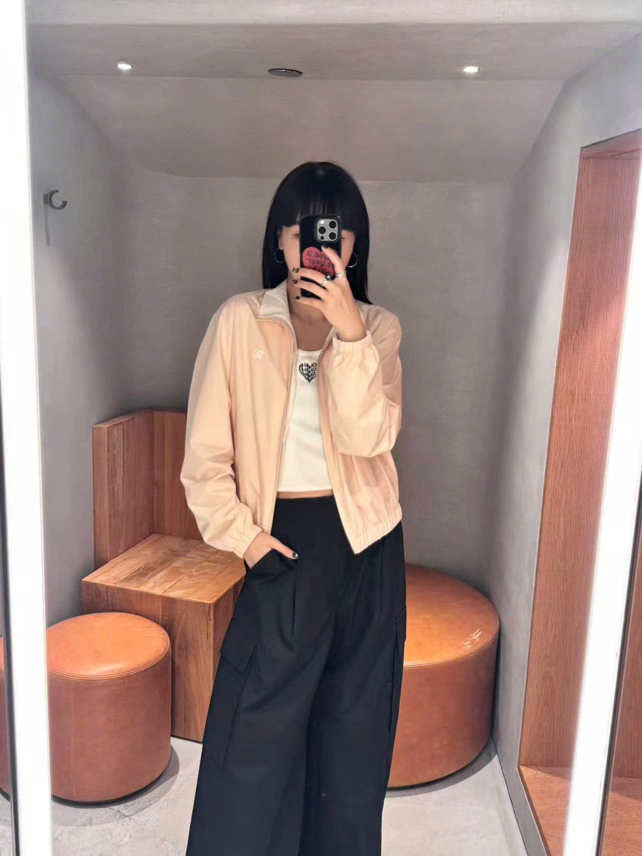  Áo khoác gió hồng, kéo khóa bo chun 