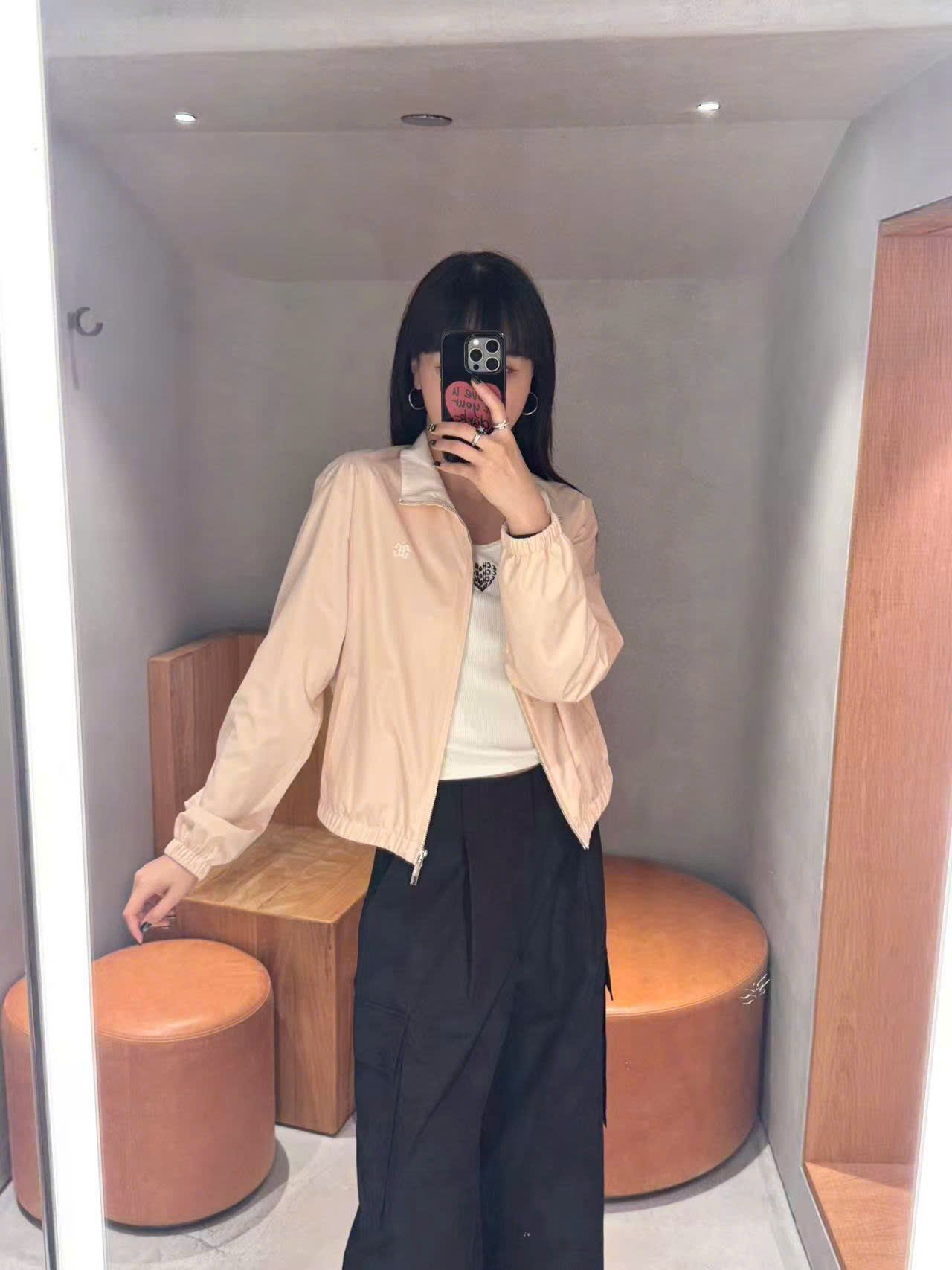  Áo khoác gió hồng, kéo khóa bo chun 