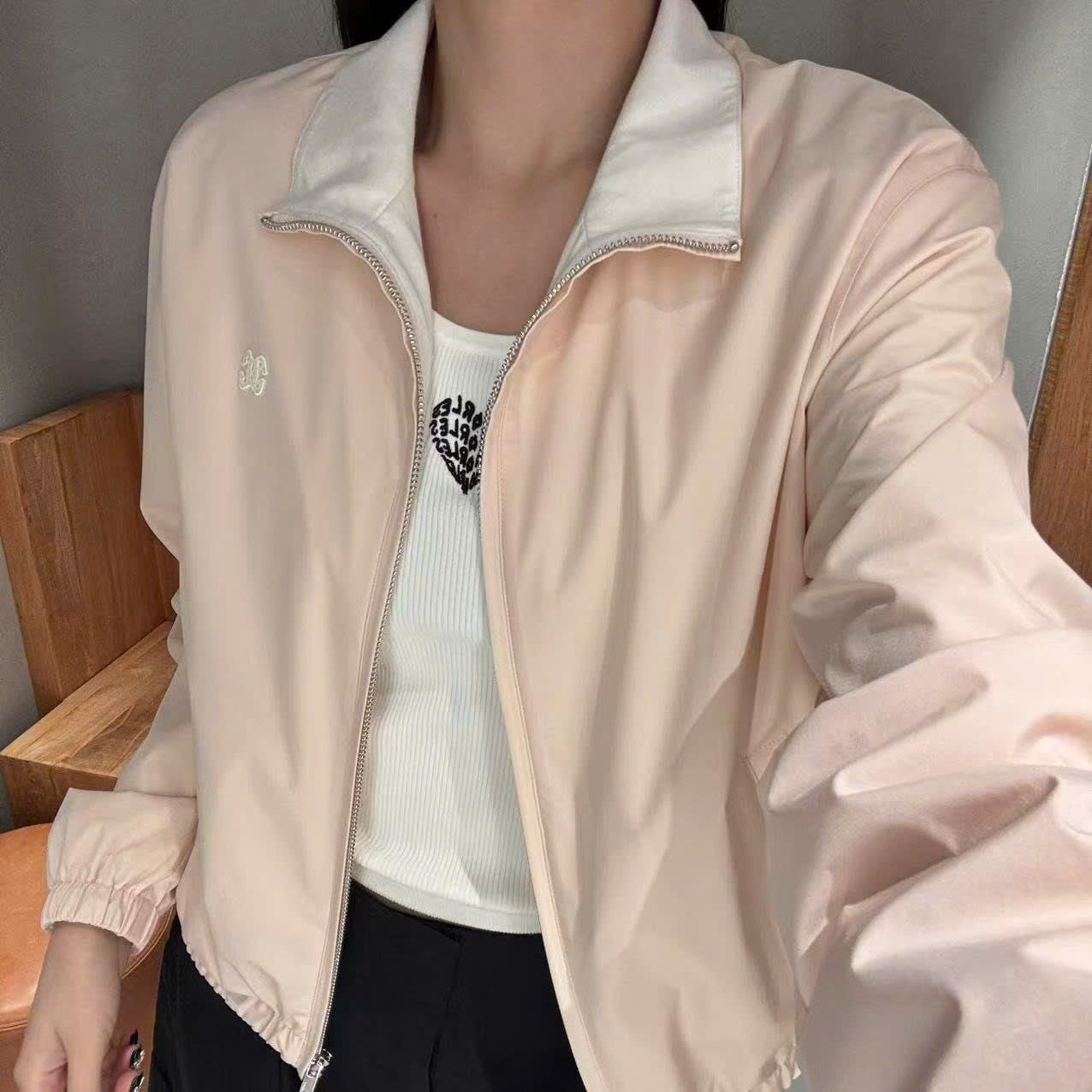  Áo khoác gió hồng, kéo khóa bo chun 