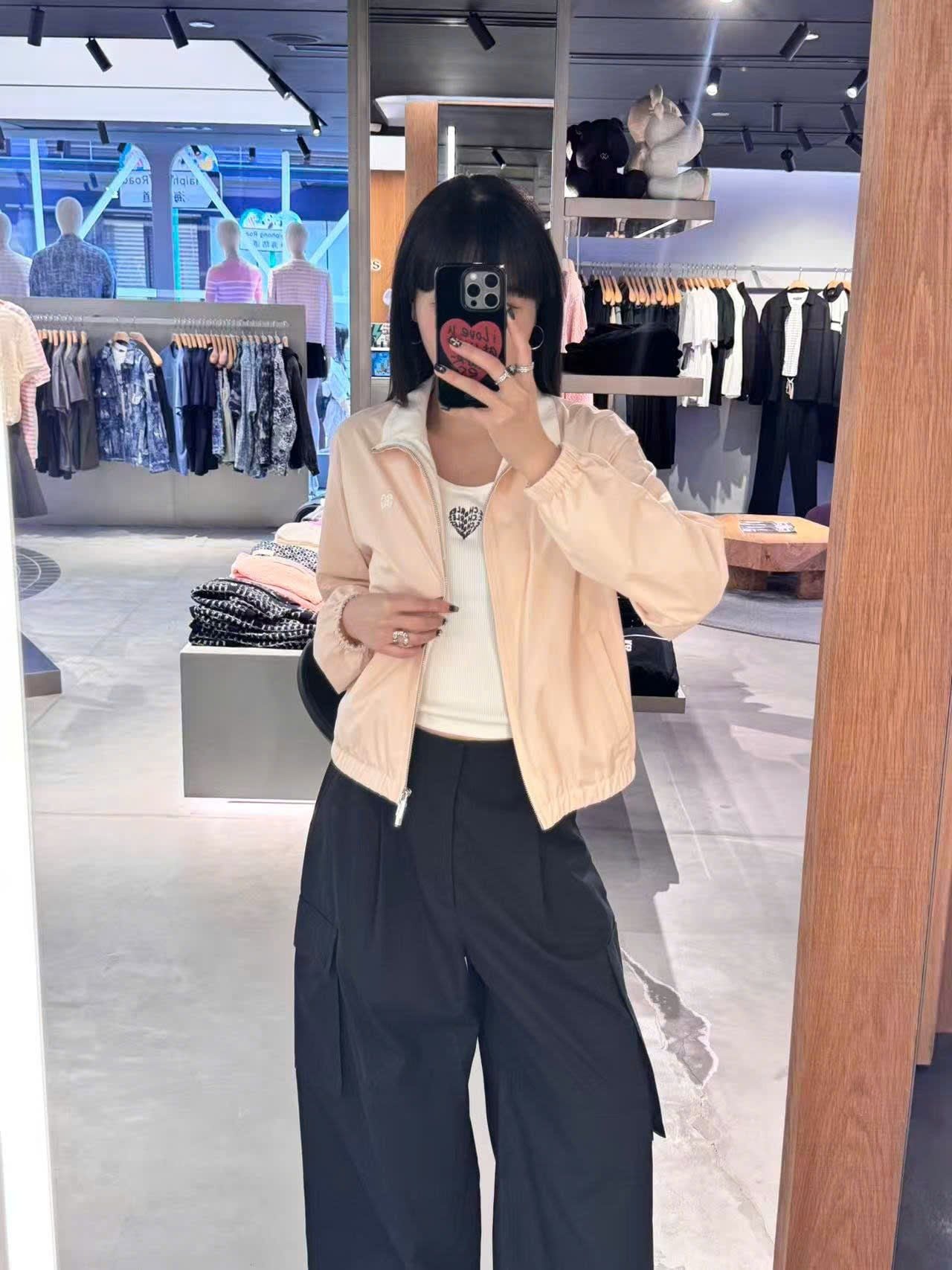  Áo khoác gió hồng, kéo khóa bo chun 