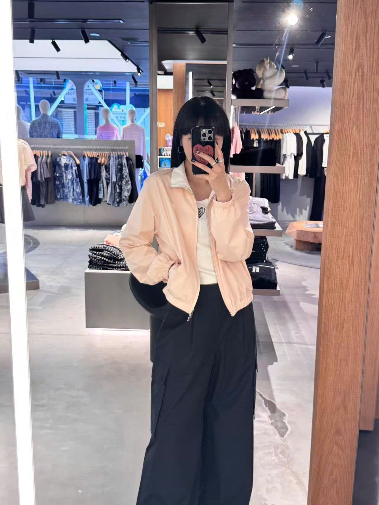  Áo khoác gió hồng, kéo khóa bo chun 