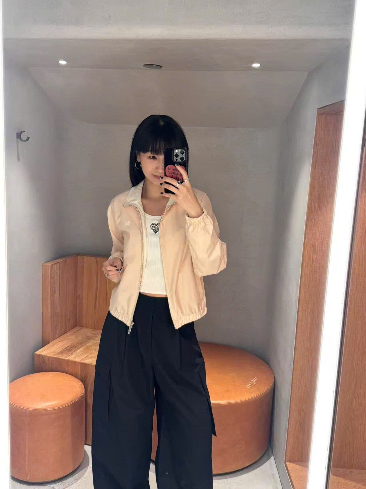  Áo khoác gió hồng, kéo khóa bo chun 