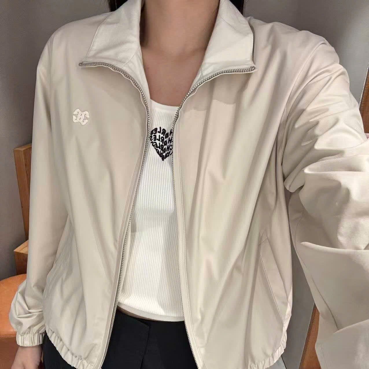  Áo khoác gió be sáng, kéo khóa bo chun 