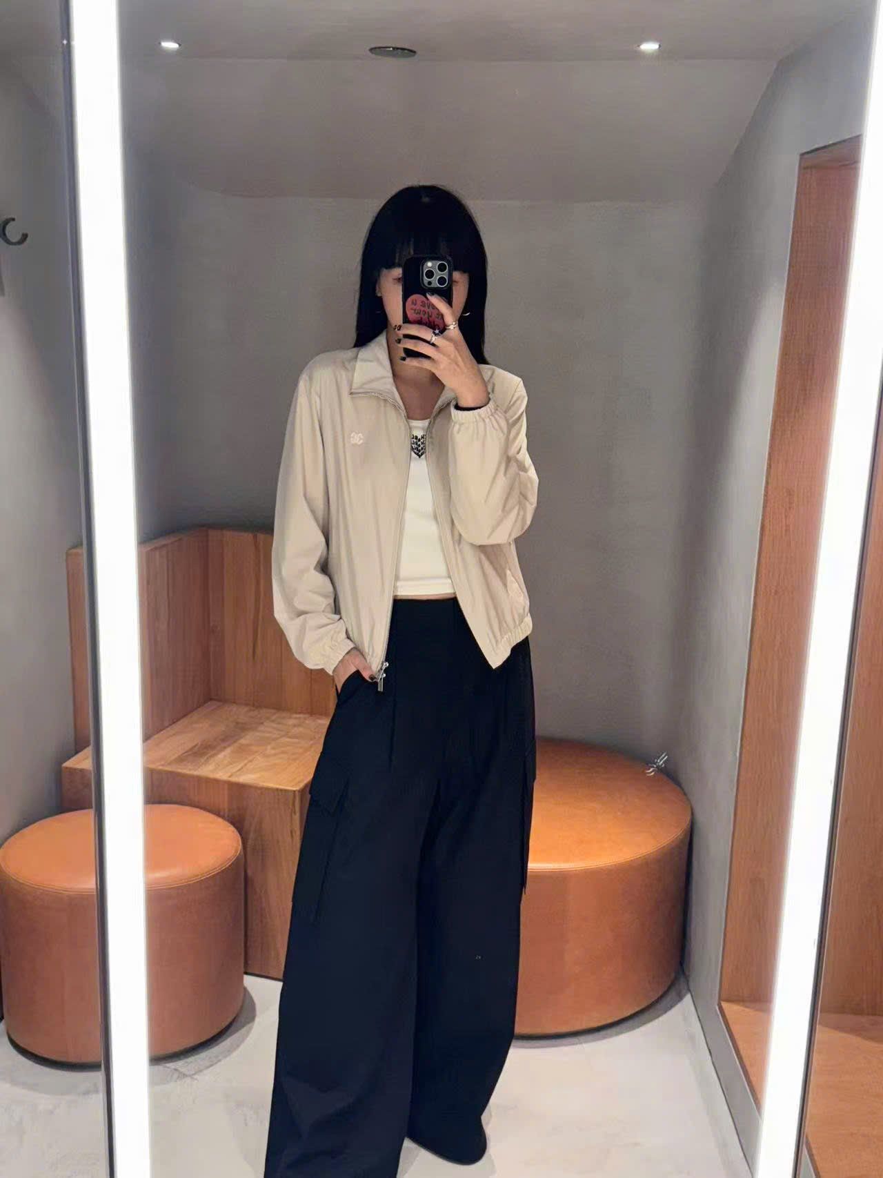  Áo khoác gió be sáng, kéo khóa bo chun 