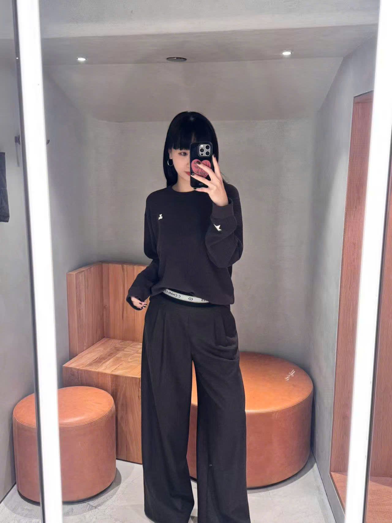  Áo nâu đậm dài tay, gấu trắng nhỏ 1 bên 