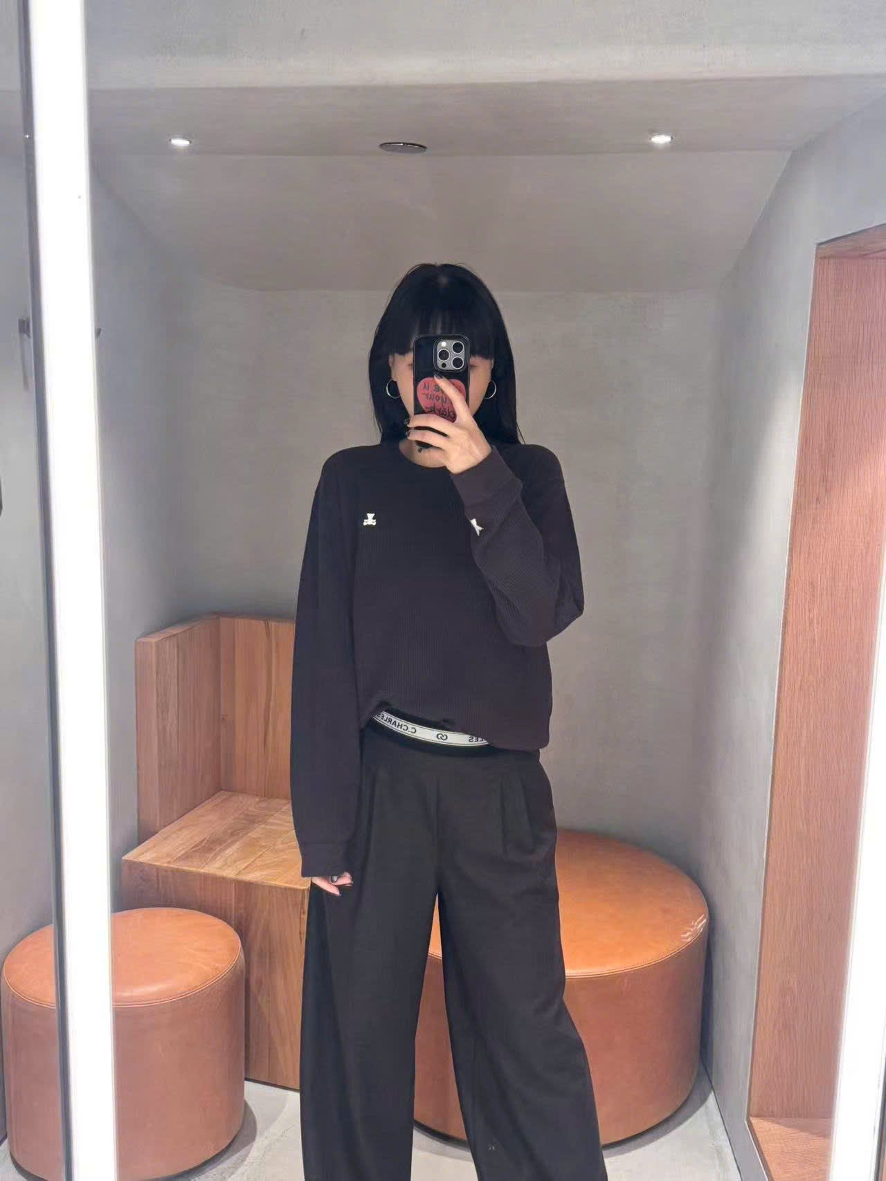  Áo nâu đậm dài tay, gấu trắng nhỏ 1 bên 