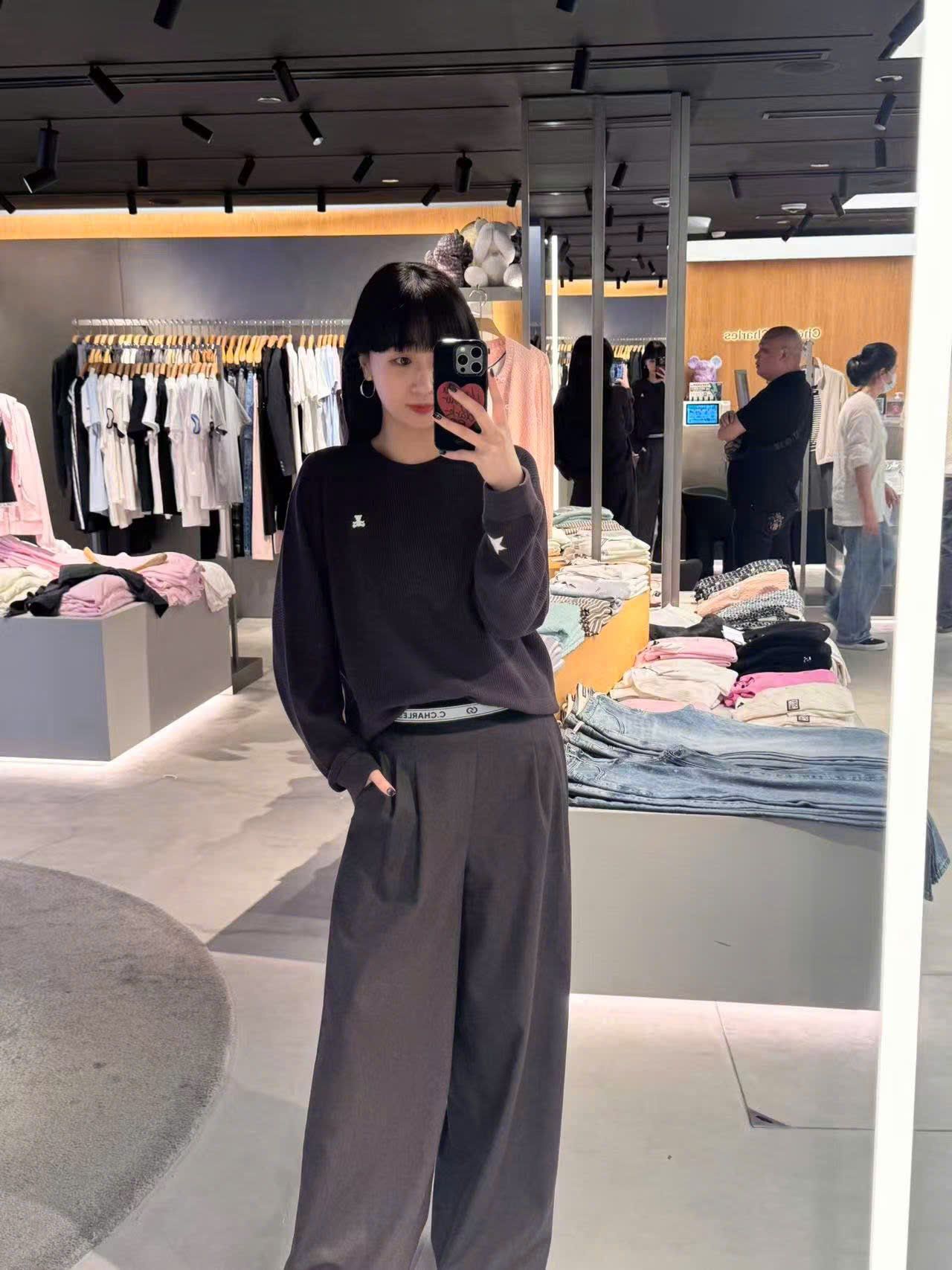  Áo nâu đậm dài tay, gấu trắng nhỏ 1 bên 