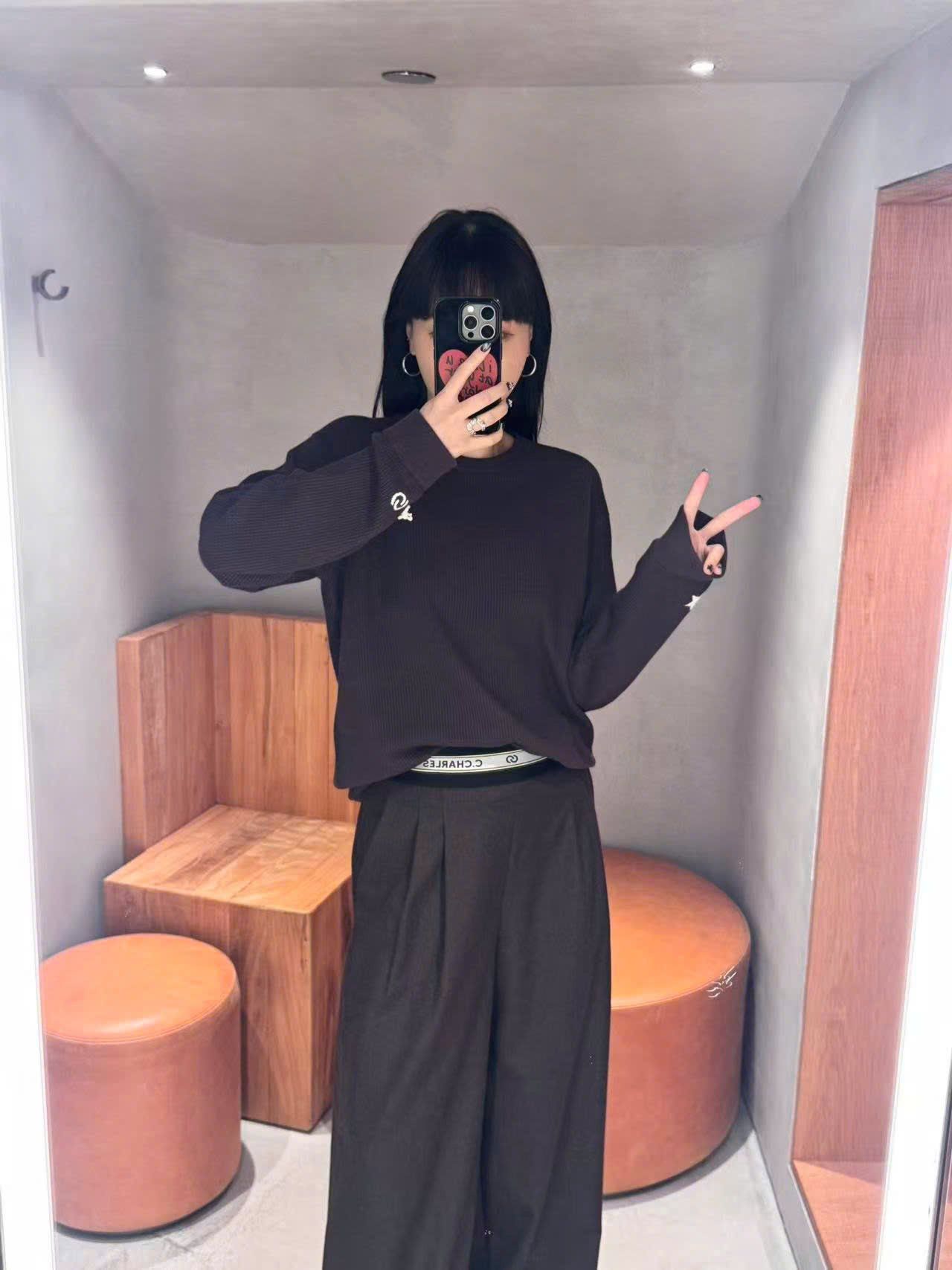  Áo nâu đậm dài tay, gấu trắng nhỏ 1 bên 