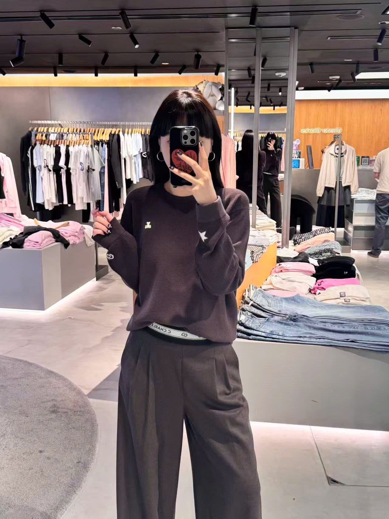  Áo nâu đậm dài tay, gấu trắng nhỏ 1 bên 