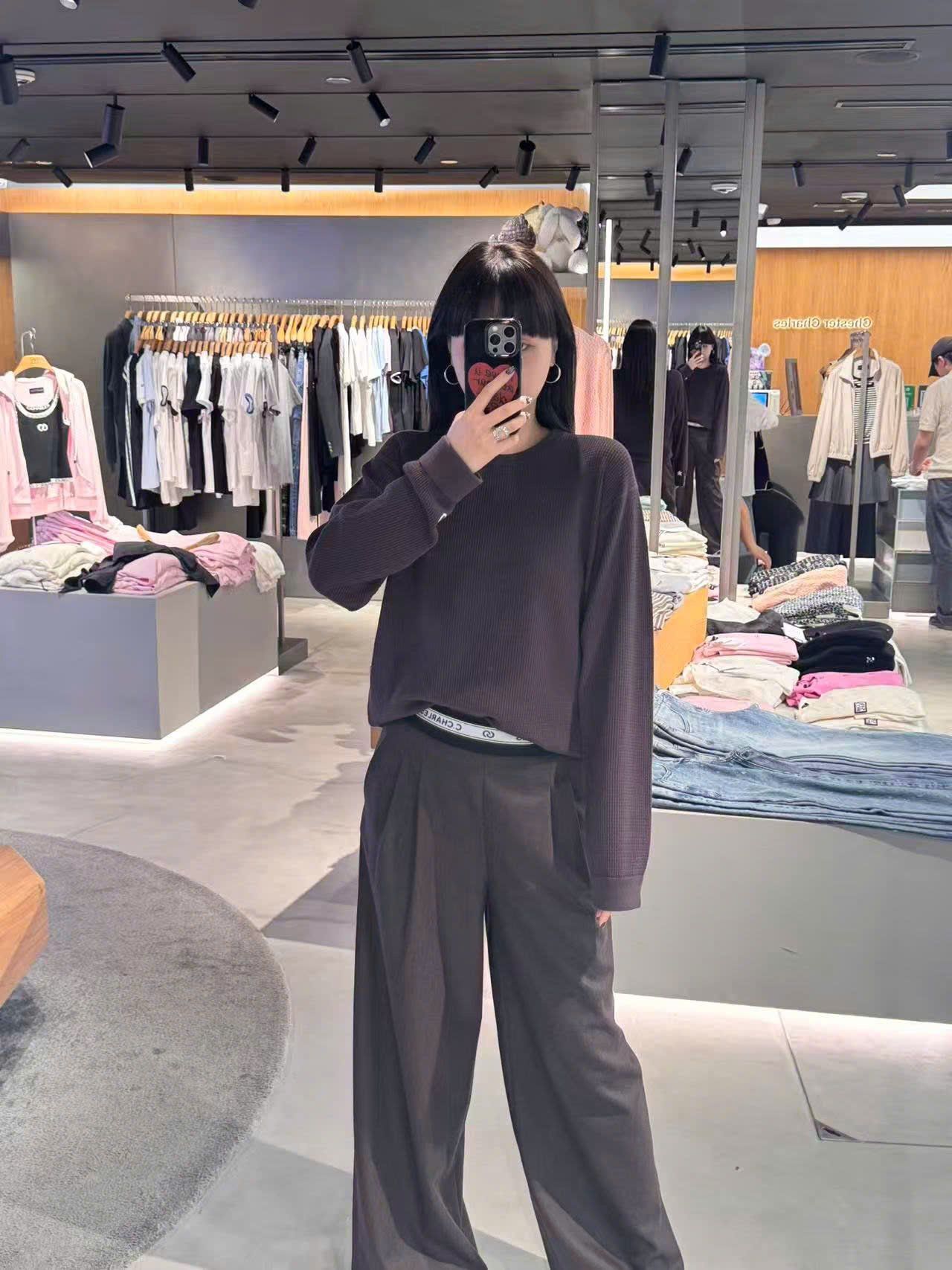  Áo nâu đậm dài tay, gấu trắng nhỏ 1 bên 