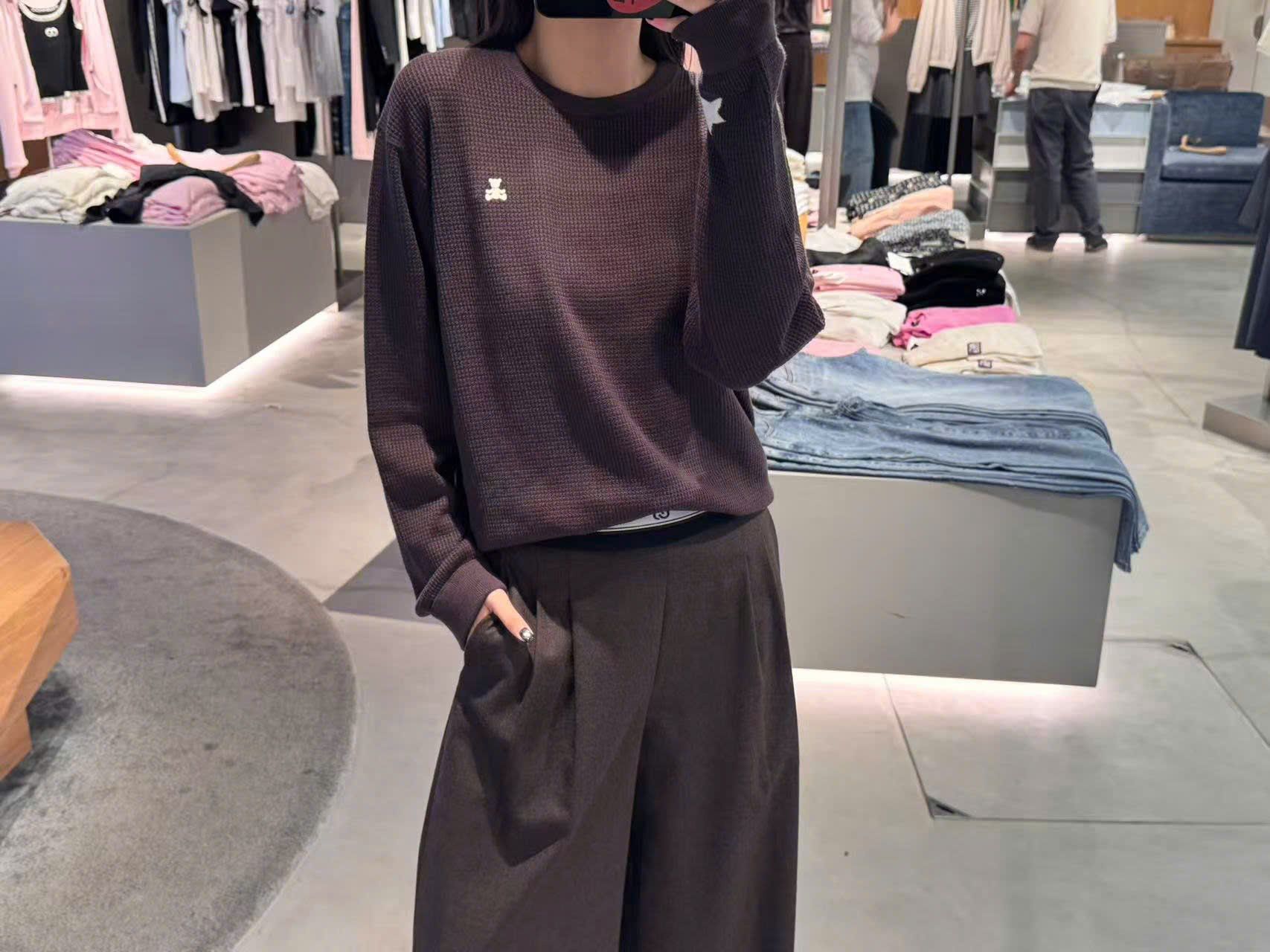  Áo nâu đậm dài tay, gấu trắng nhỏ 1 bên 