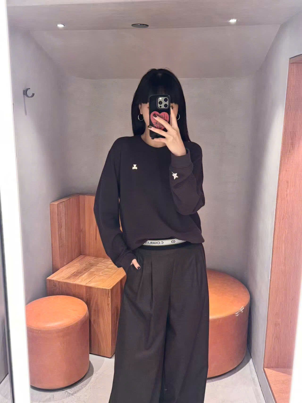  Áo nâu đậm dài tay, gấu trắng nhỏ 1 bên 