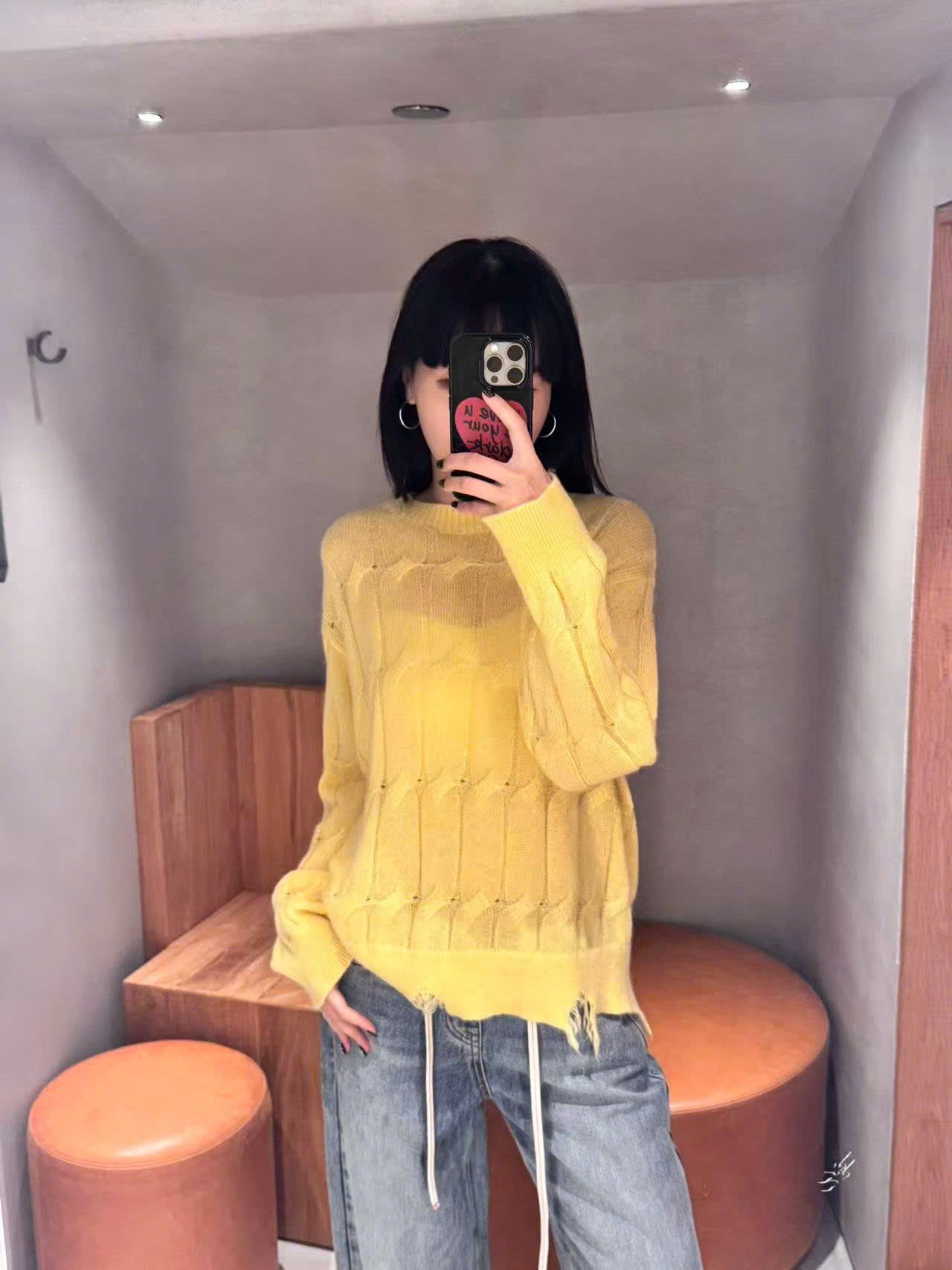  Áo len thừng vàng dài tay , rách gấu 