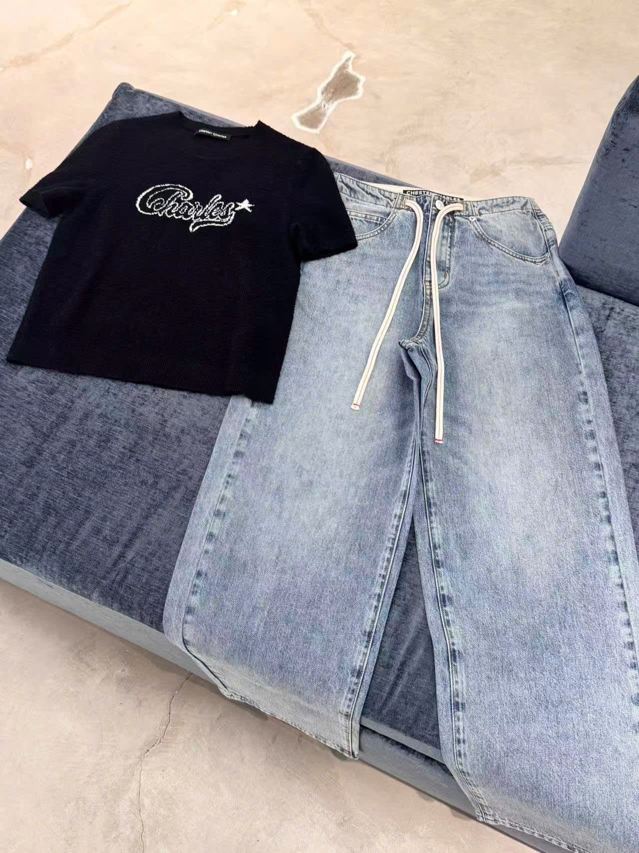  Áo đen chữ C.Charles đính sao trắng 