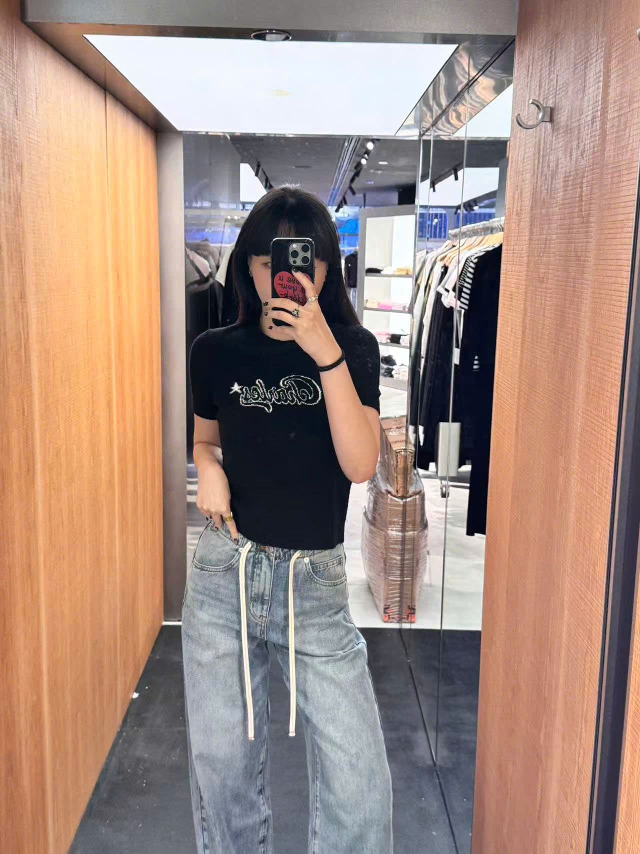  Áo đen chữ C.Charles đính sao trắng 