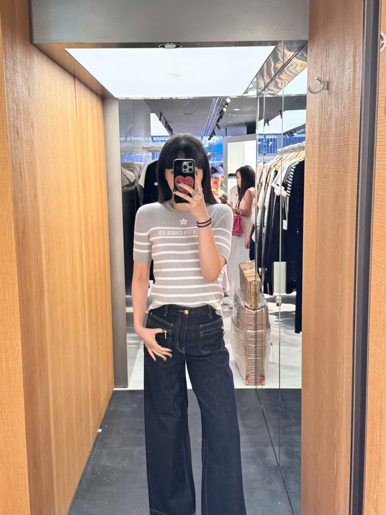  1.Jean xanh, khóa vàng túi quần 