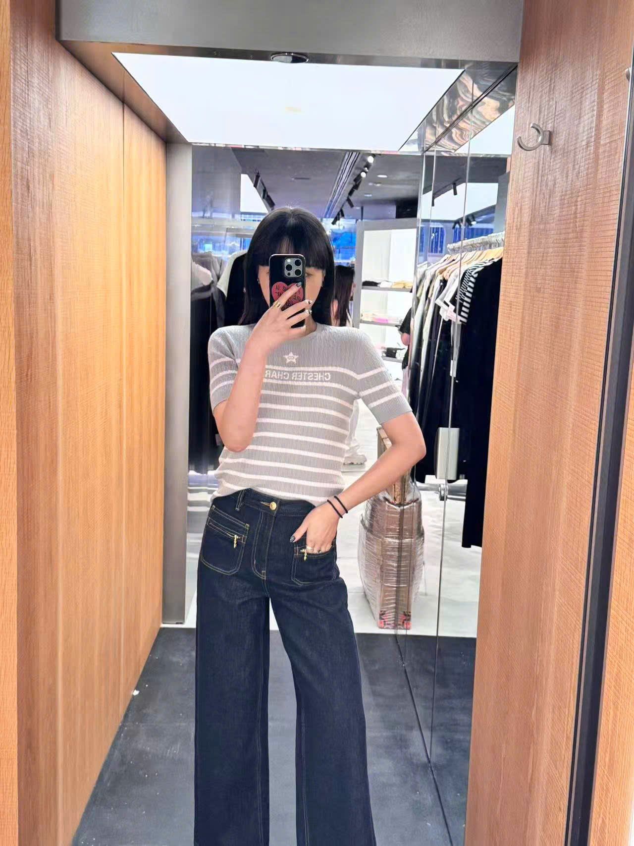  1.Jean xanh, khóa vàng túi quần 