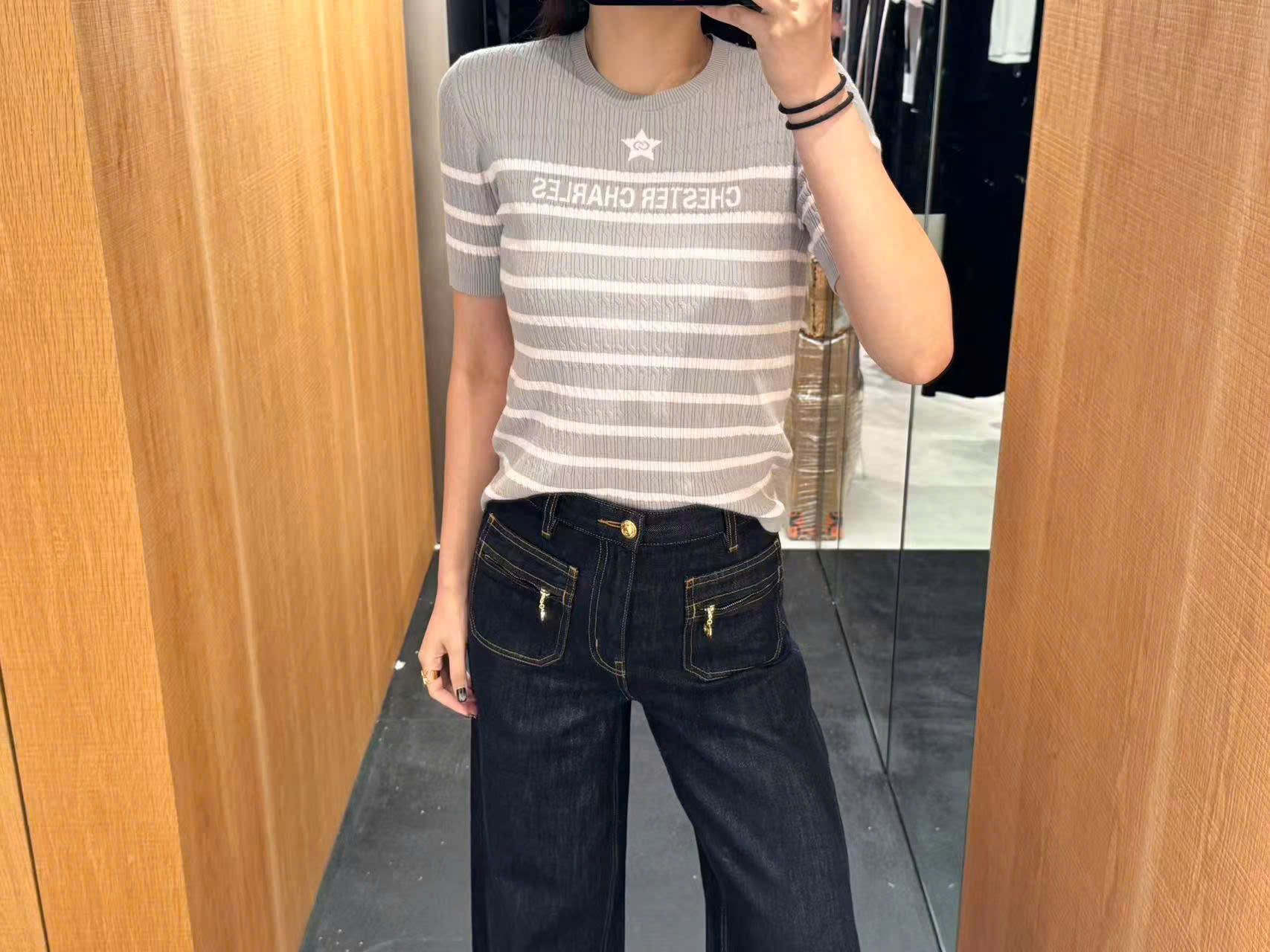  Áo xám kẻ ngang trắng - ngôi sao giữa 