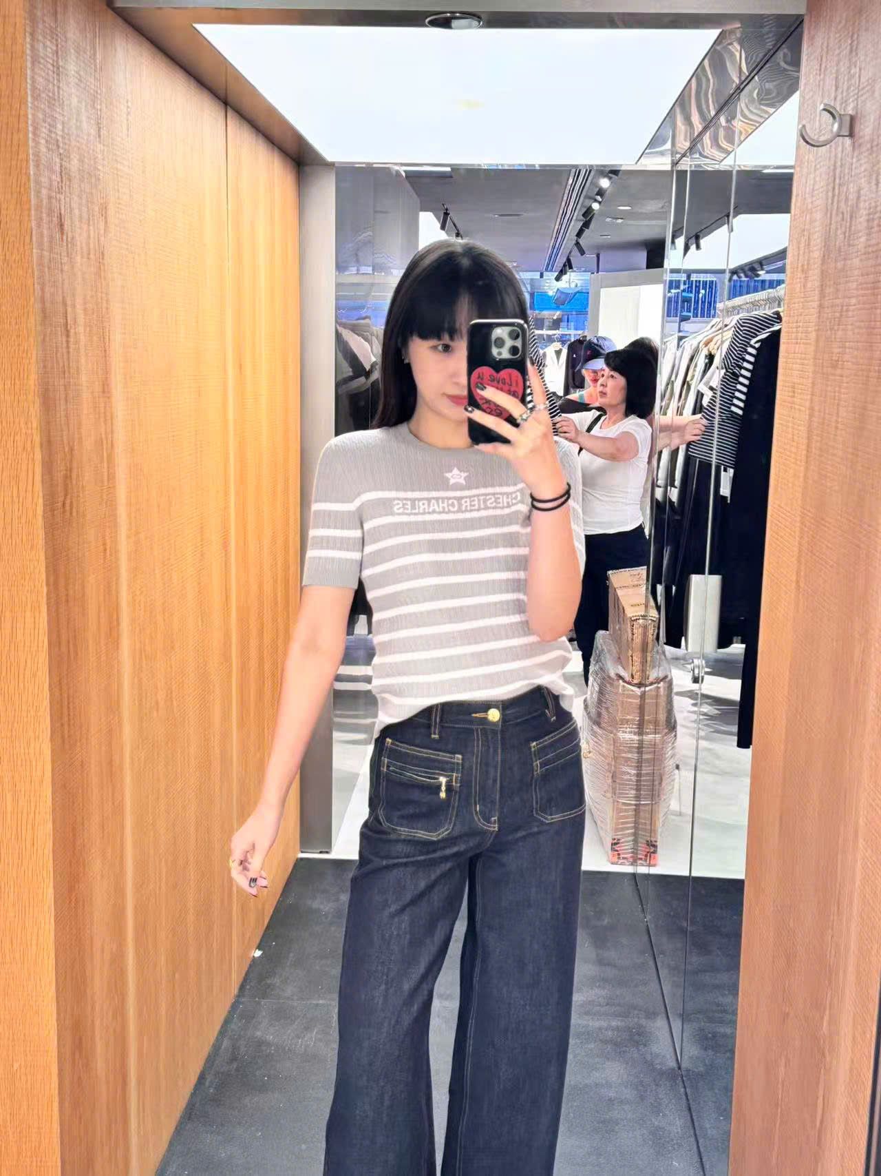  Áo xám kẻ ngang trắng - ngôi sao giữa 