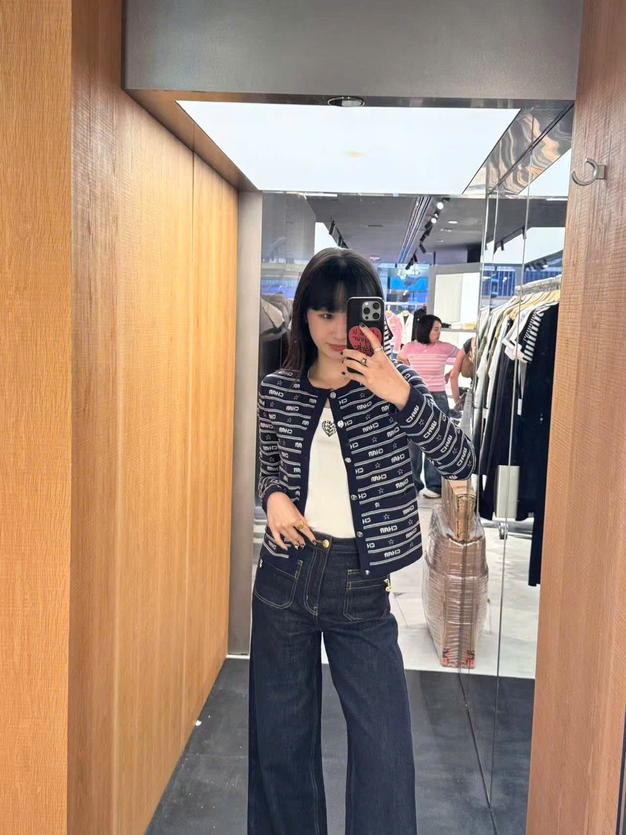  5.Áo CDG xanh navy, kẻ chữ và sao trắng 