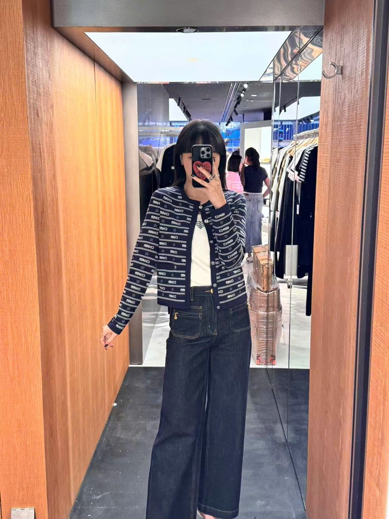  5.Áo CDG xanh navy, kẻ chữ và sao trắng 