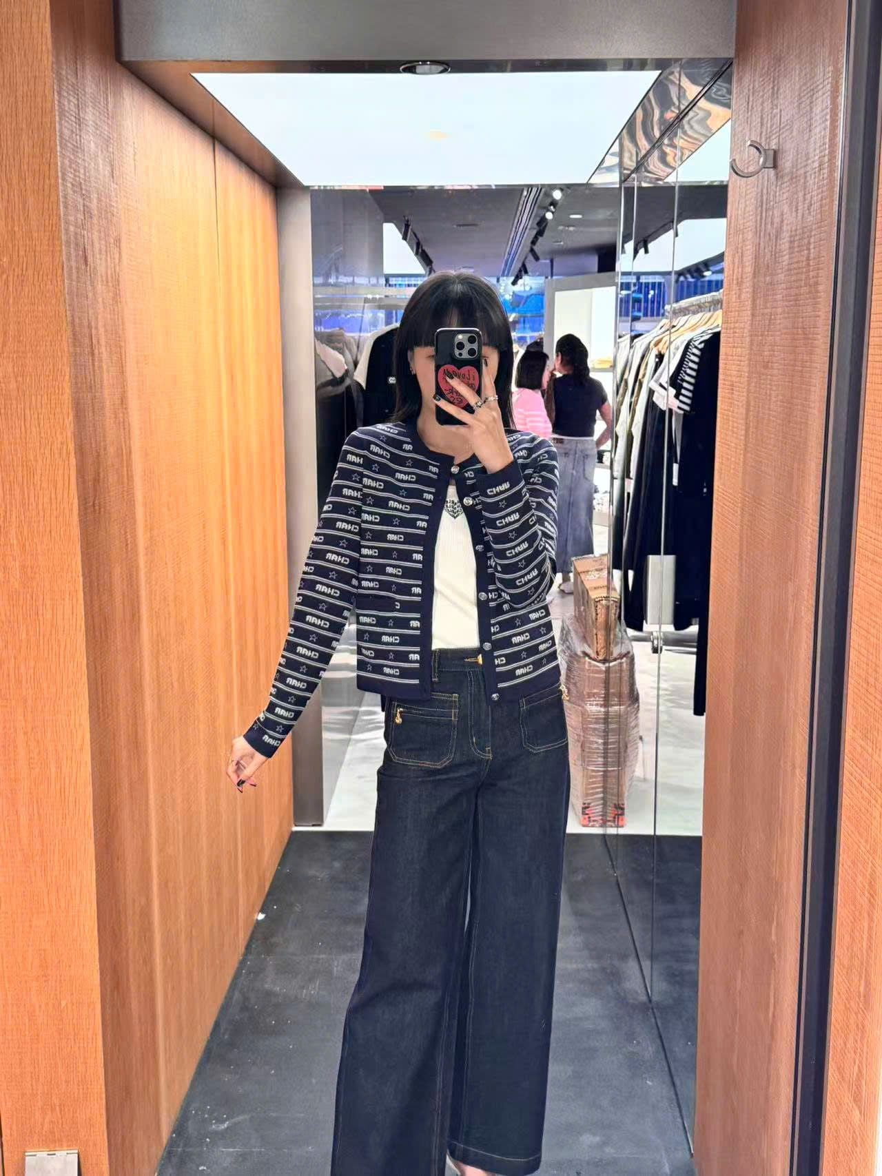  1.Jean xanh, khóa vàng túi quần 