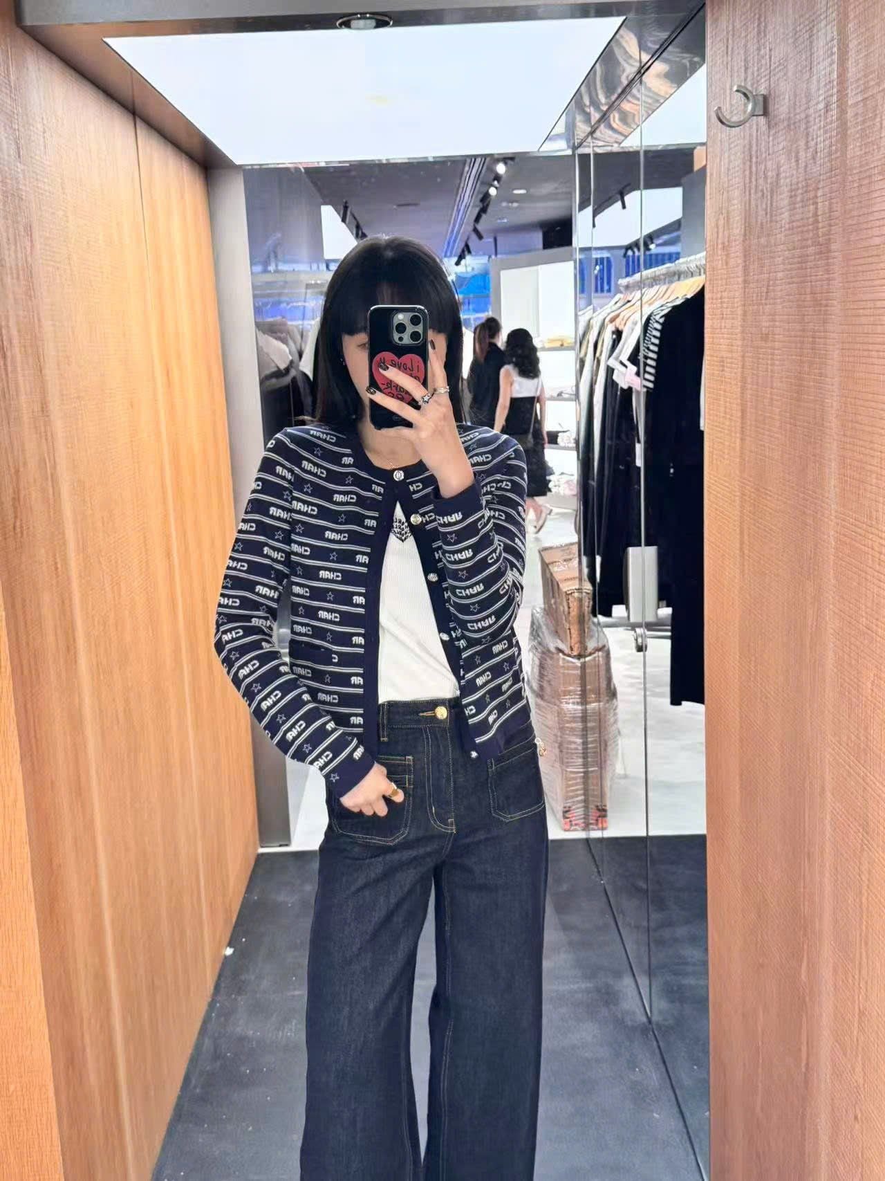  5.Áo CDG xanh navy, kẻ chữ và sao trắng 