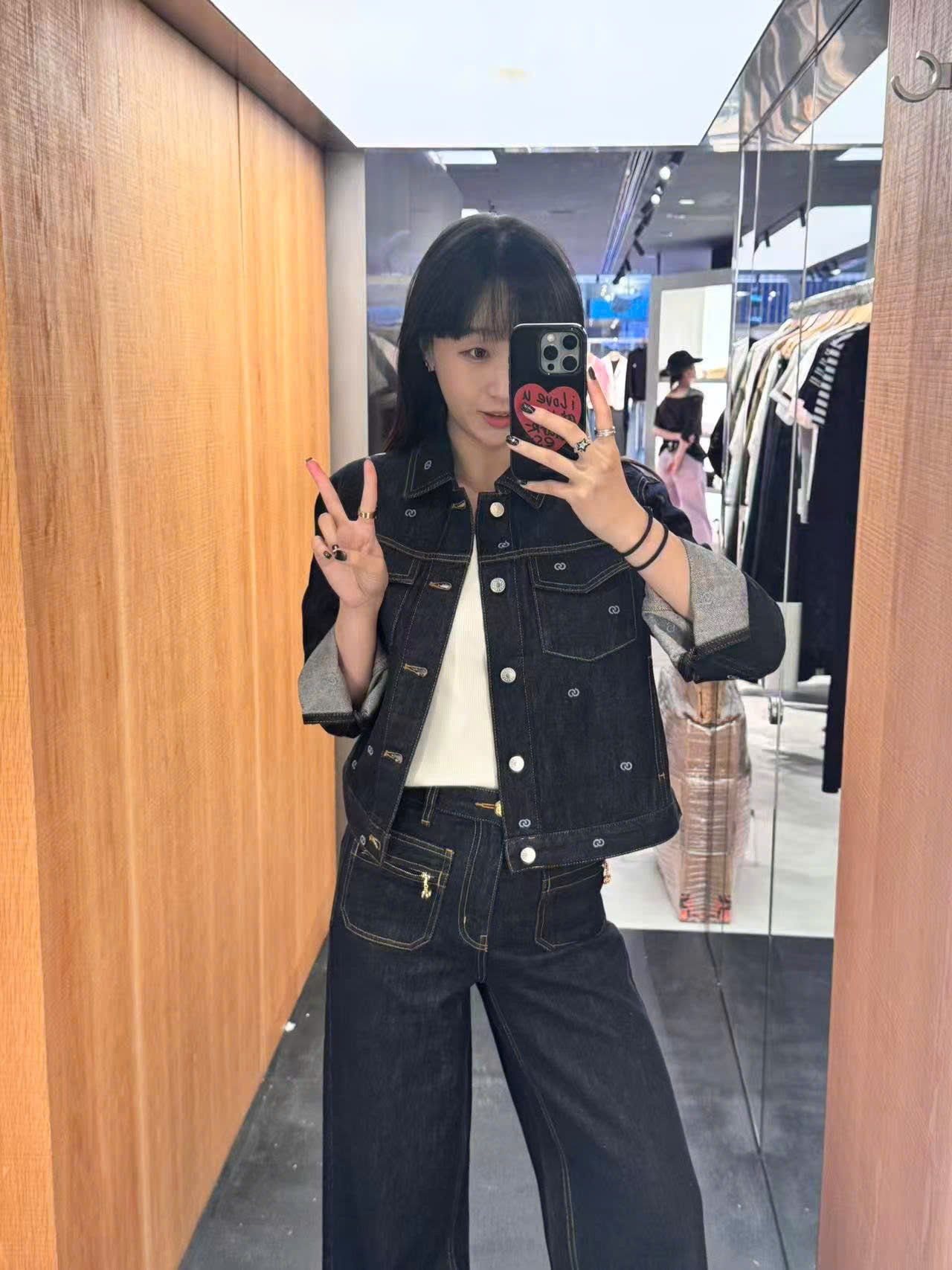  1.Jean xanh, khóa vàng túi quần 