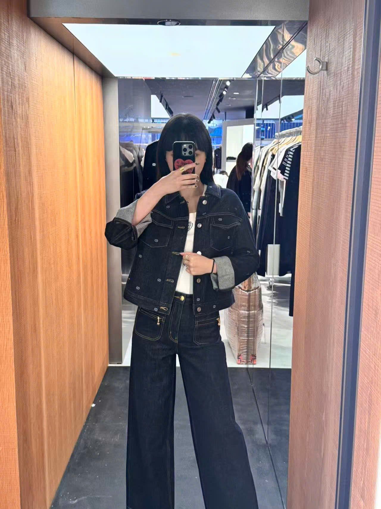  1.Jean xanh, khóa vàng túi quần 