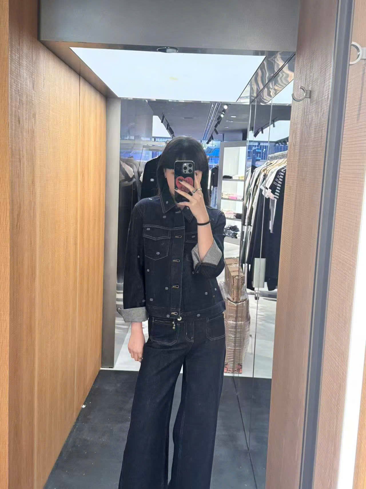  Áo khoác denim đen logo- 2 túi ngực 