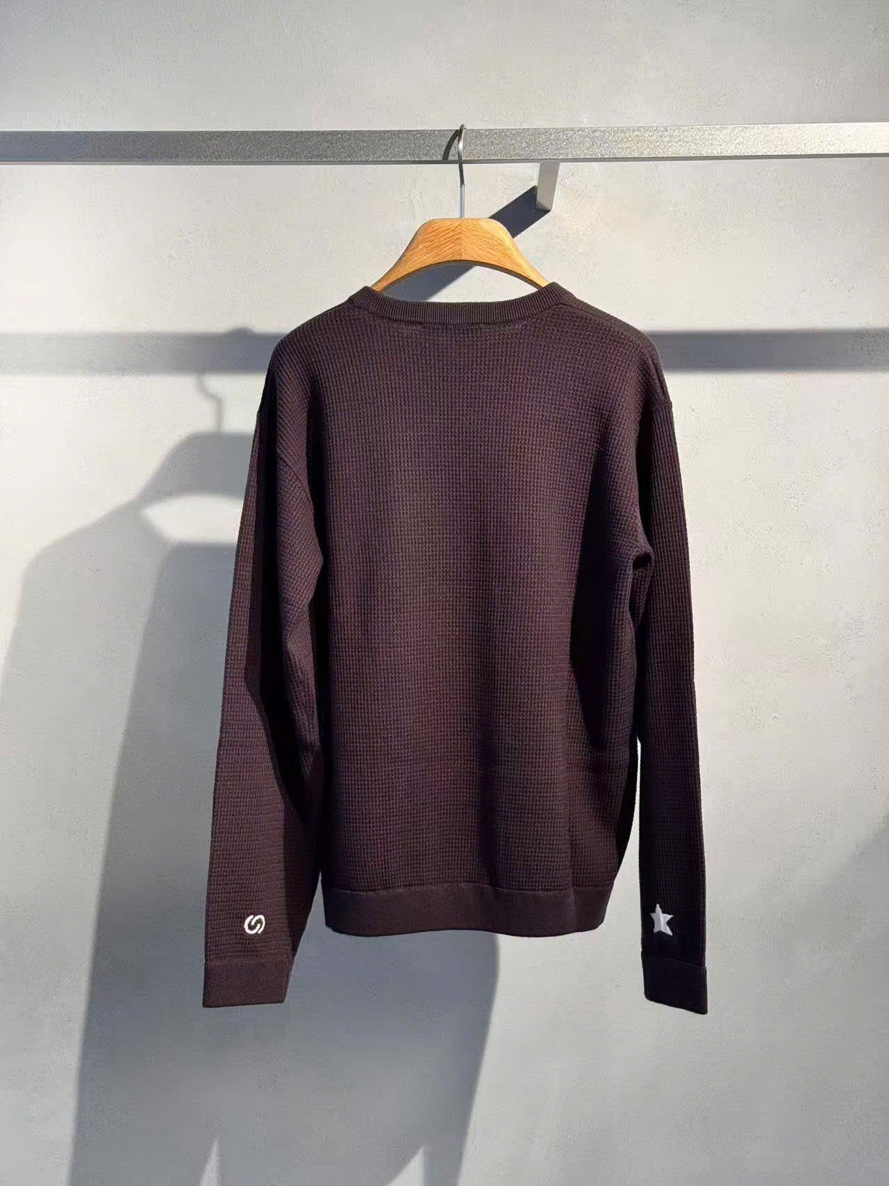  Áo nâu đậm dài tay, gấu trắng nhỏ 1 bên 