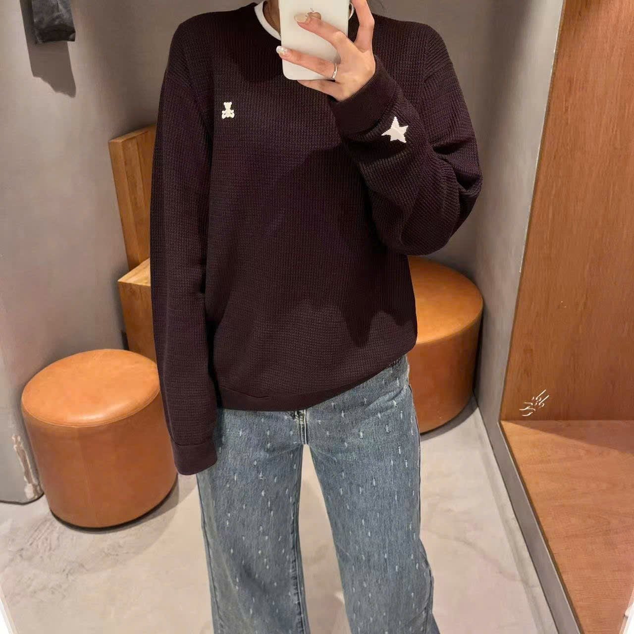  Áo nâu đậm dài tay, gấu trắng nhỏ 1 bên 