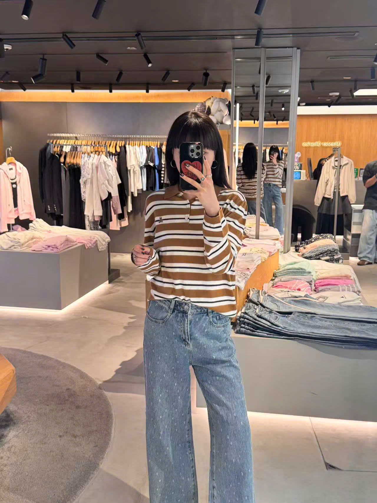  Áo polo kẻ nâu dài tay, gấu trắng nhỏ 1 bên 