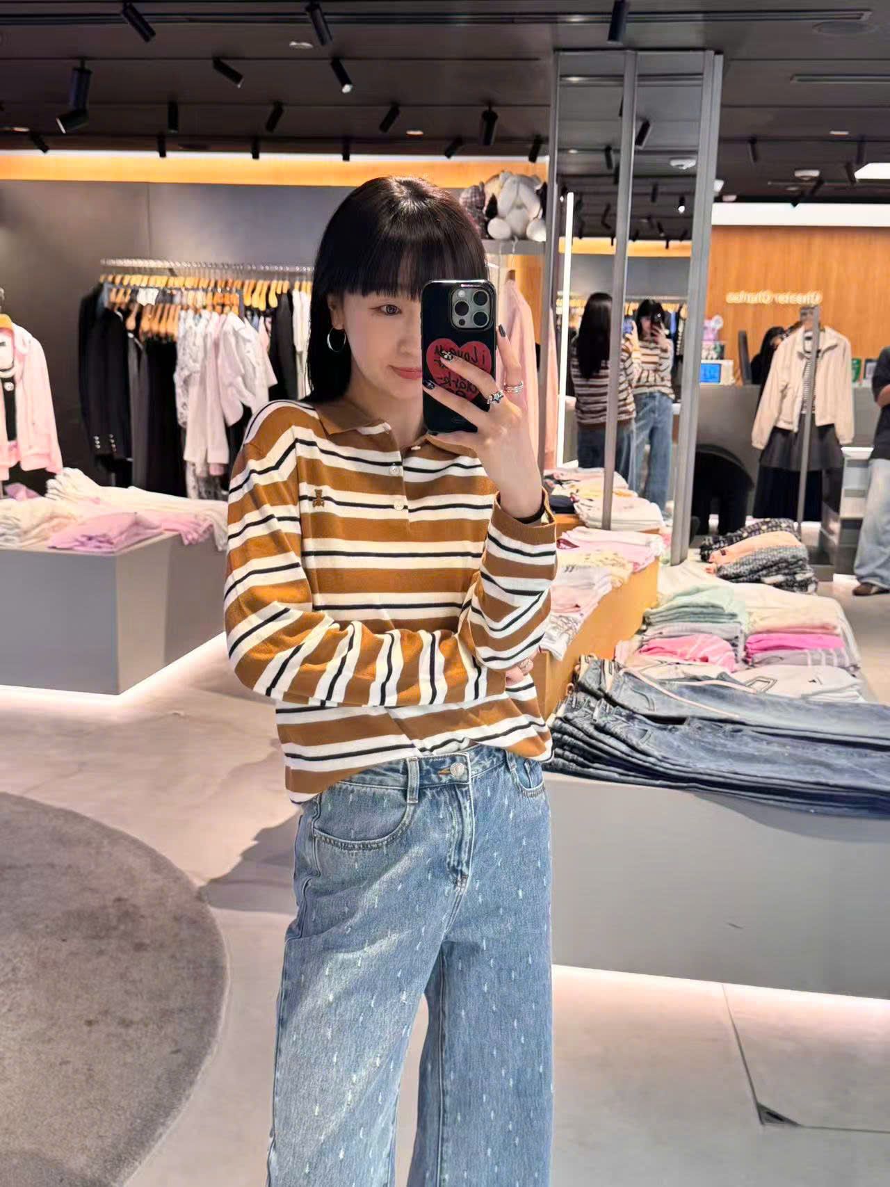  Áo polo kẻ nâu dài tay, gấu trắng nhỏ 1 bên 