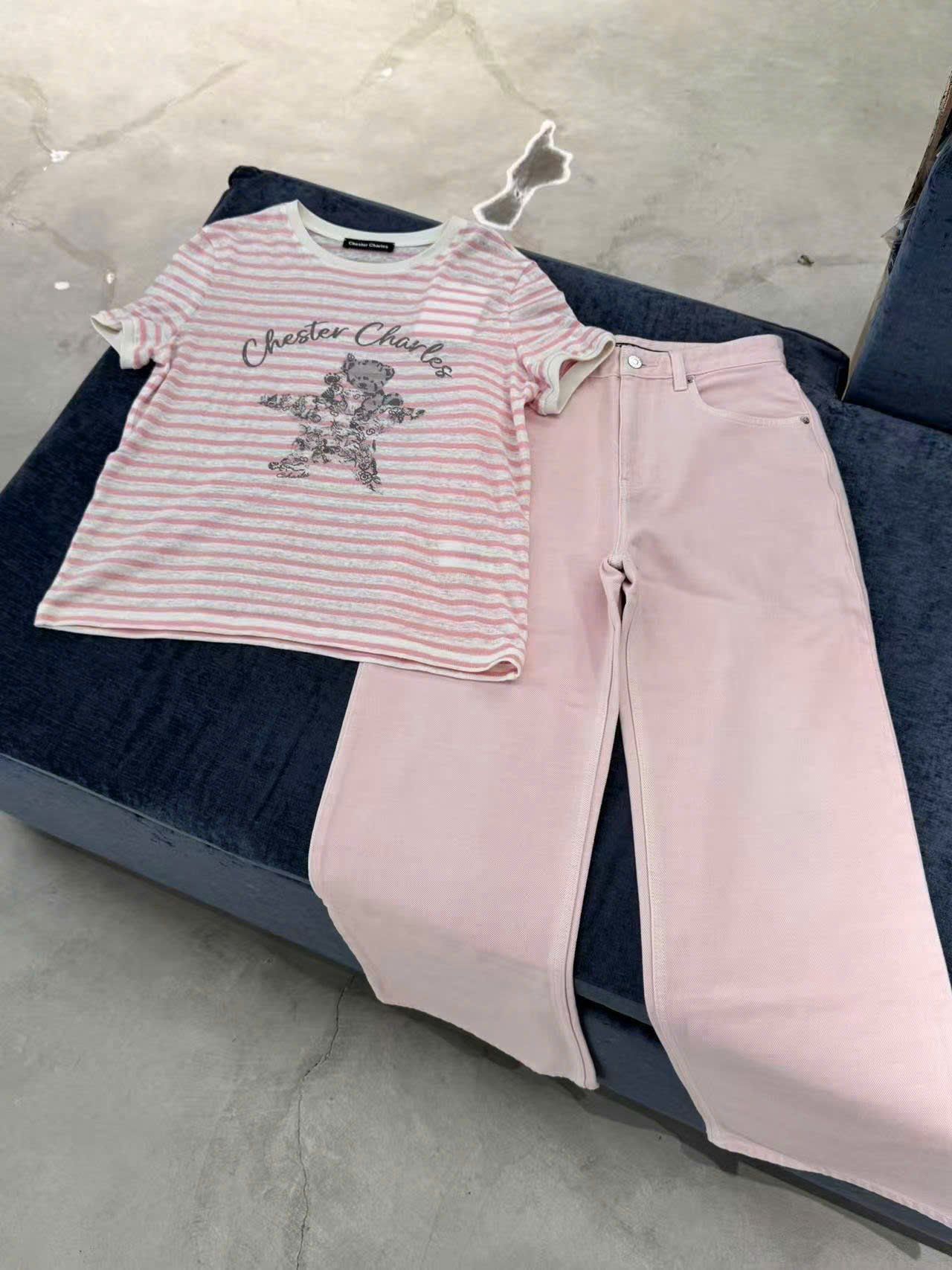  2.Quần jean hồng túi chéo, logo túi sau 